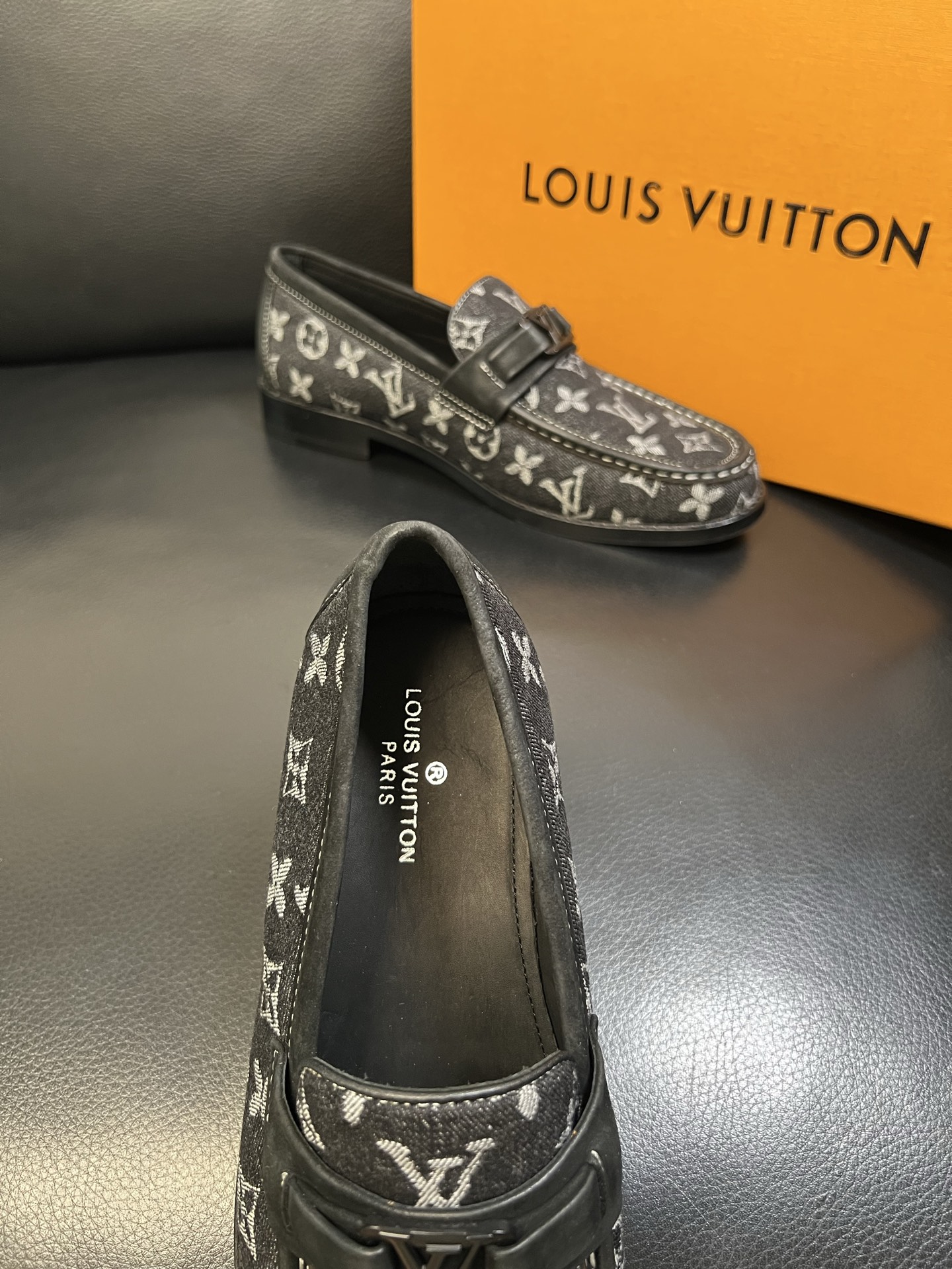 Lv 高品质 顶级工艺品 路易威登 皮鞋专柜同步原厂配置，鞋面意大利进口，进口水染牛皮内里，鞋底：原厂特