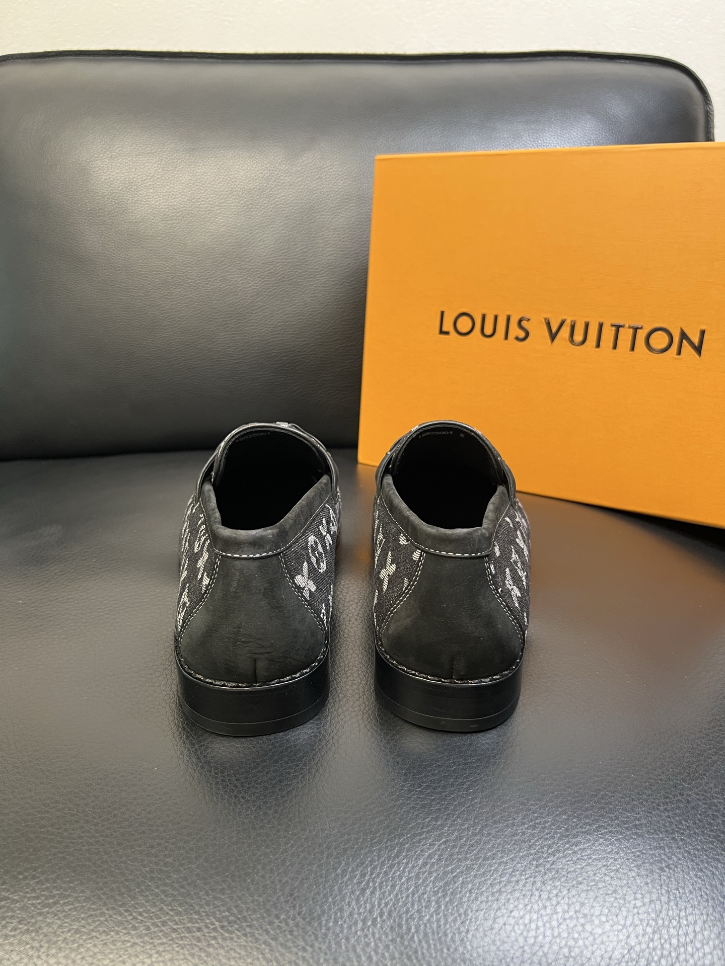 Lv 高品质 顶级工艺品 路易威登 皮鞋专柜同步原厂配置，鞋面意大利进口，进口水染牛皮内里，鞋底：原厂特