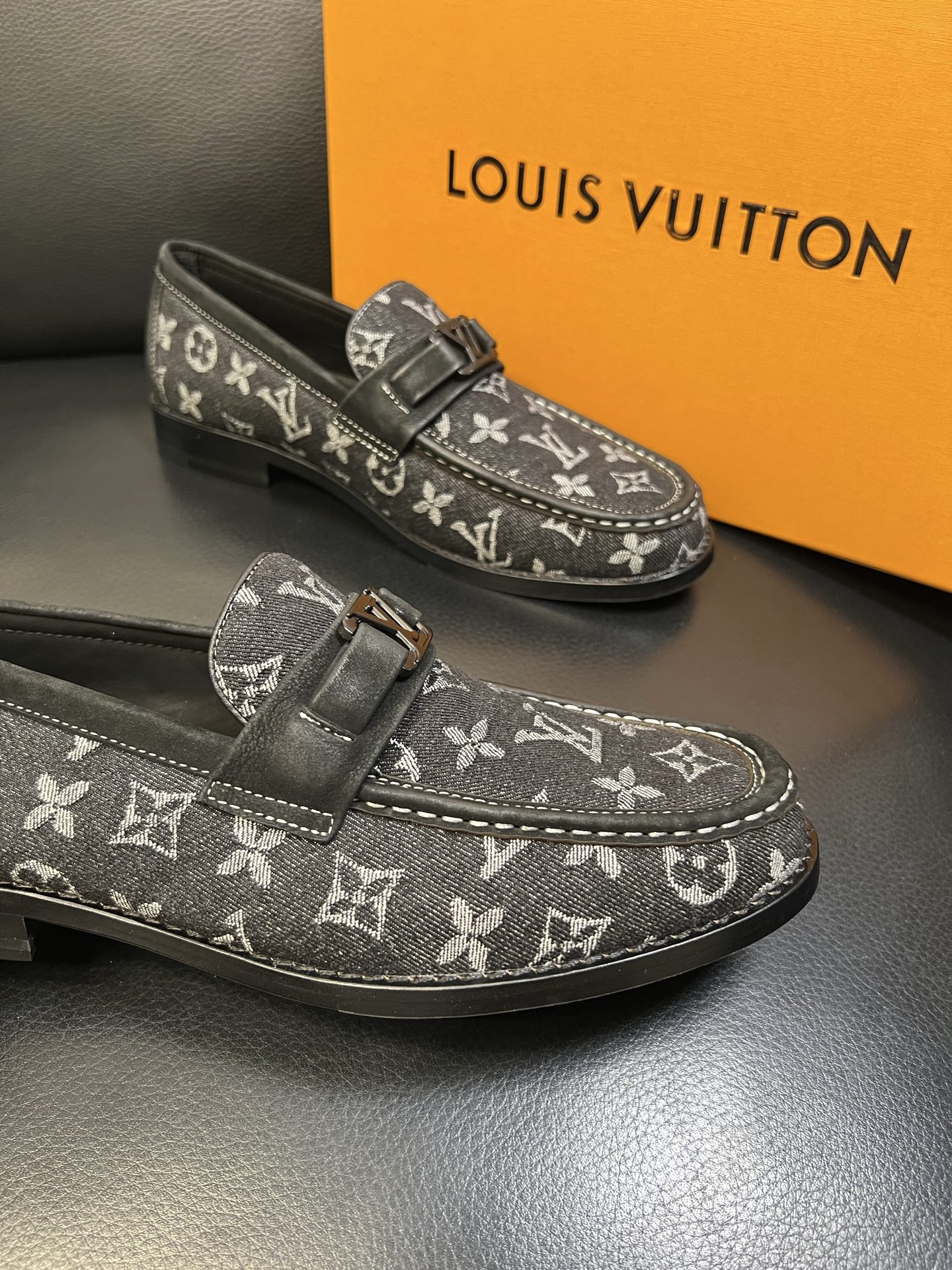 Lv 高品质 顶级工艺品 路易威登 皮鞋专柜同步原厂配置，鞋面意大利进口，进口水染牛皮内里，鞋底：原厂特