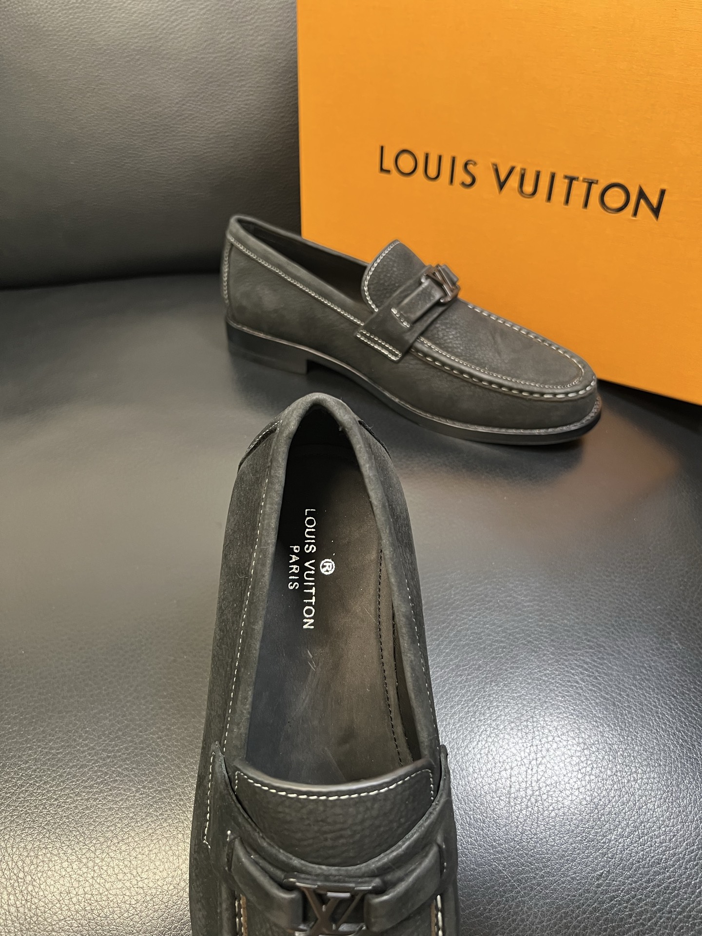 Lv 高品质 顶级工艺品 路易威登 皮鞋专柜同步原厂配置，鞋面意大利进口，进口水染牛皮内里，鞋底：原厂特