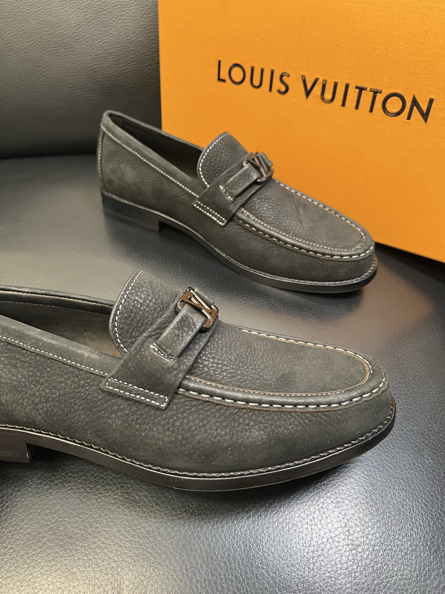 Lv 高品质 顶级工艺品 路易威登 皮鞋专柜同步原厂配置，鞋面意大利进口，进口水染牛皮内里，鞋底：原厂特