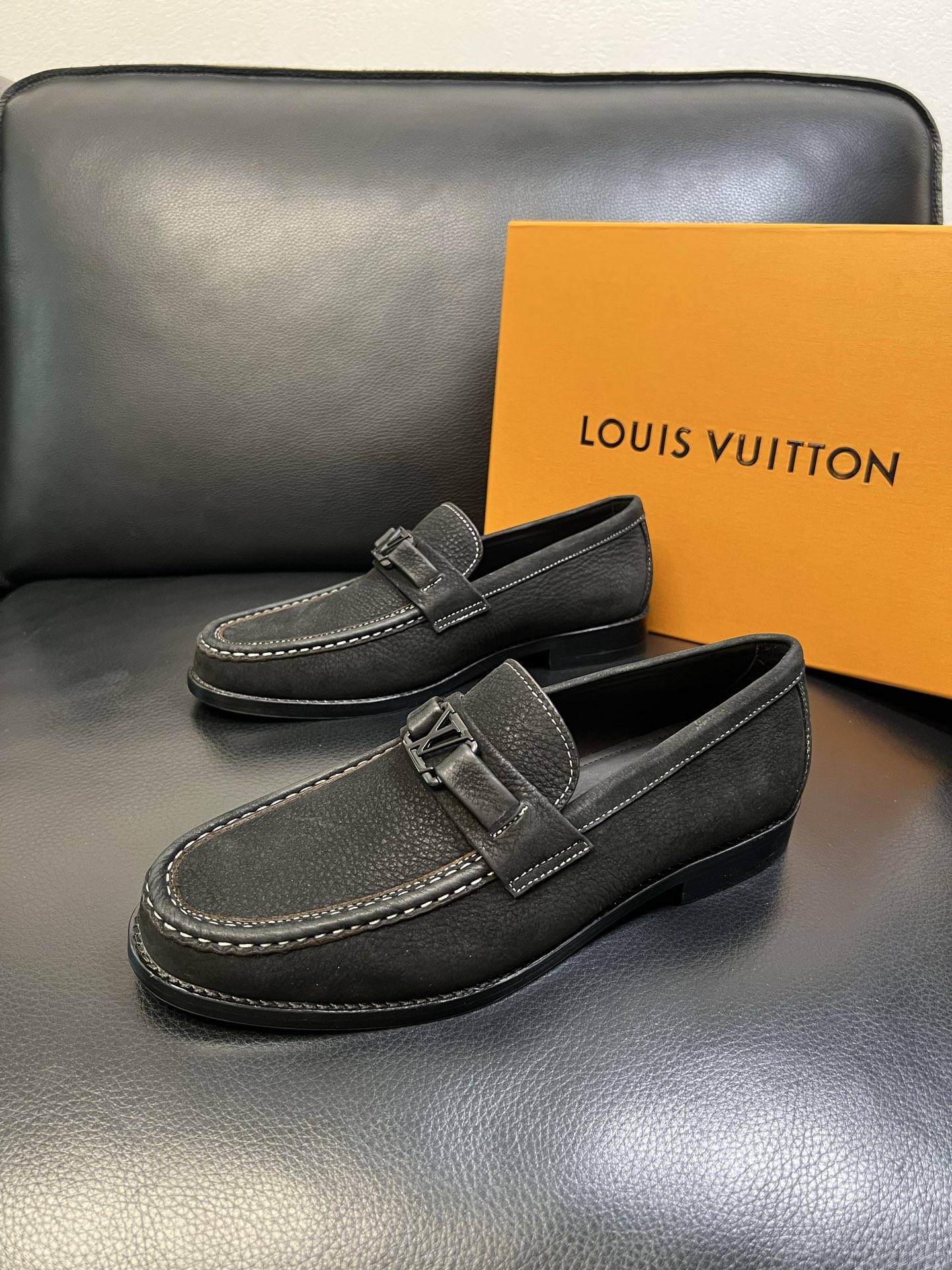 Lv 高品质 顶级工艺品 路易威登 皮鞋专柜同步原厂配置，鞋面意大利进口，进口水染牛皮内里，鞋底：原厂特