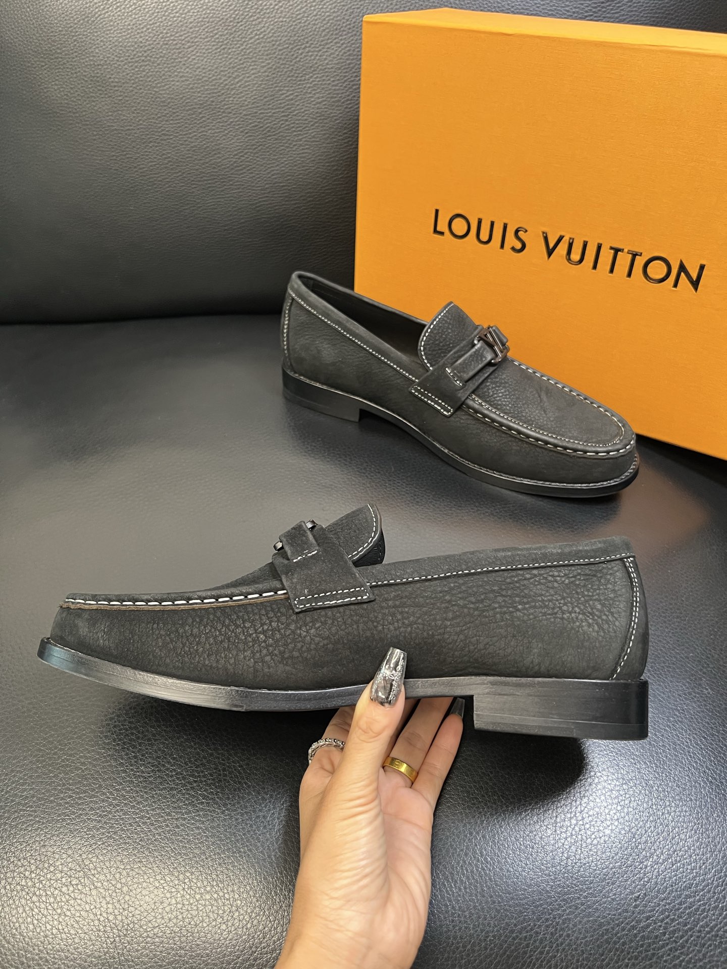 Lv 高品质 顶级工艺品 路易威登 皮鞋专柜同步原厂配置，鞋面意大利进口，进口水染牛皮内里，鞋底：原厂特