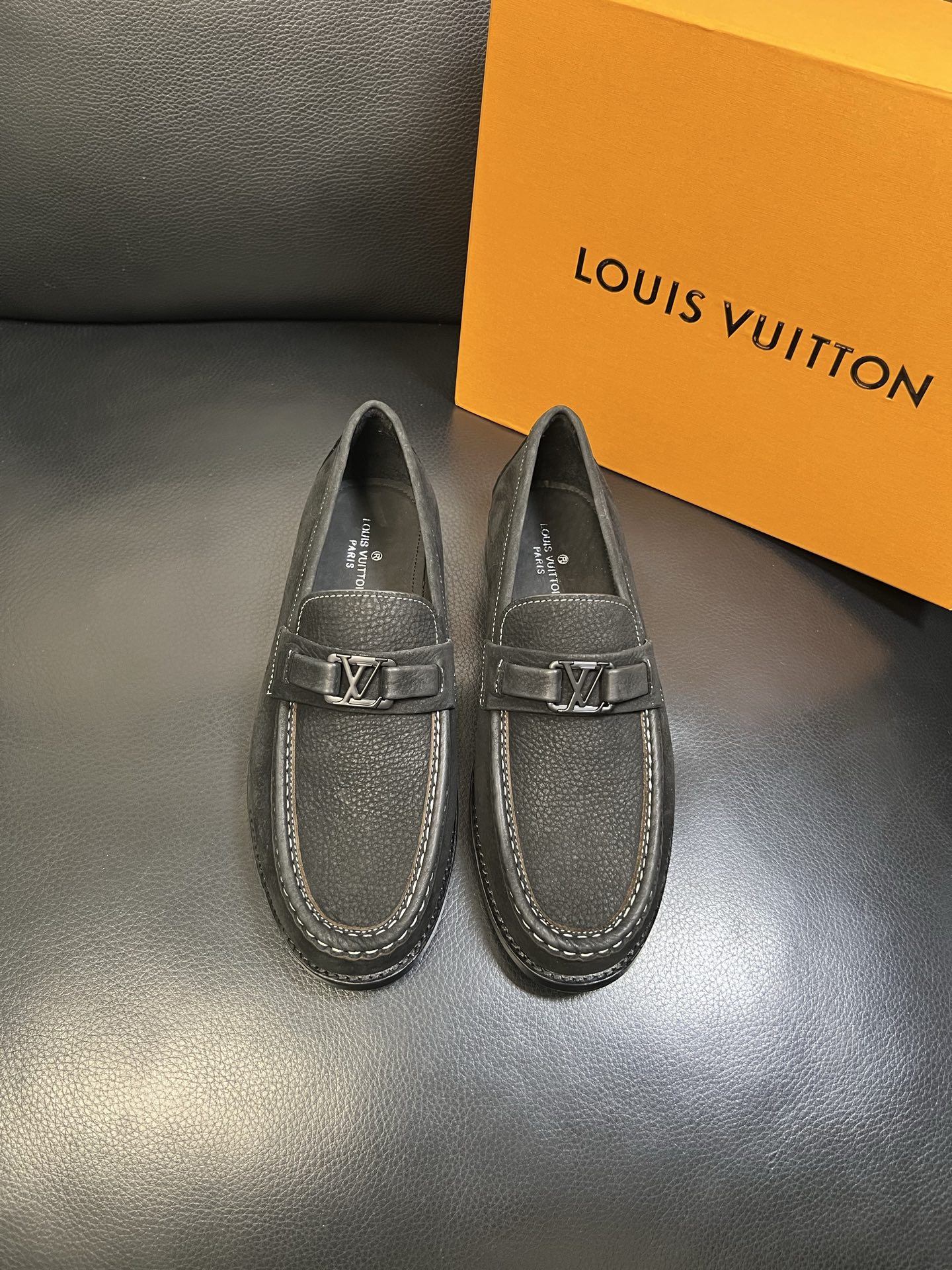 Lv 高品质 顶级工艺品 路易威登 皮鞋专柜同步原厂配置，鞋面意大利进口，进口水染牛皮内里，鞋底：原厂特