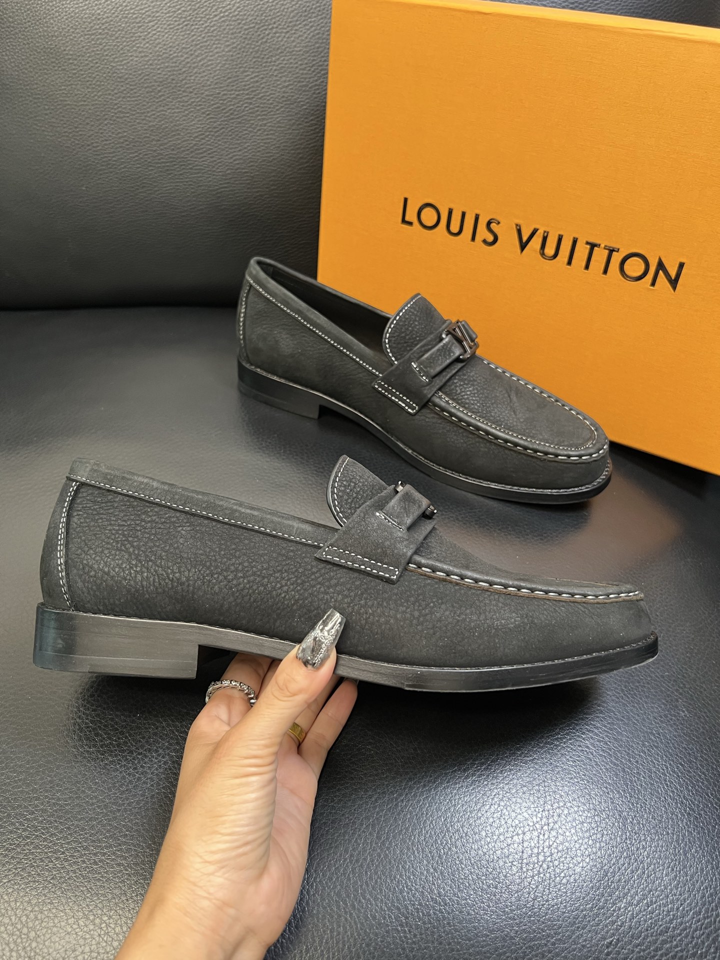 Lv 高品质 顶级工艺品 路易威登 皮鞋专柜同步原厂配置，鞋面意大利进口，进口水染牛皮内里，鞋底：原厂特