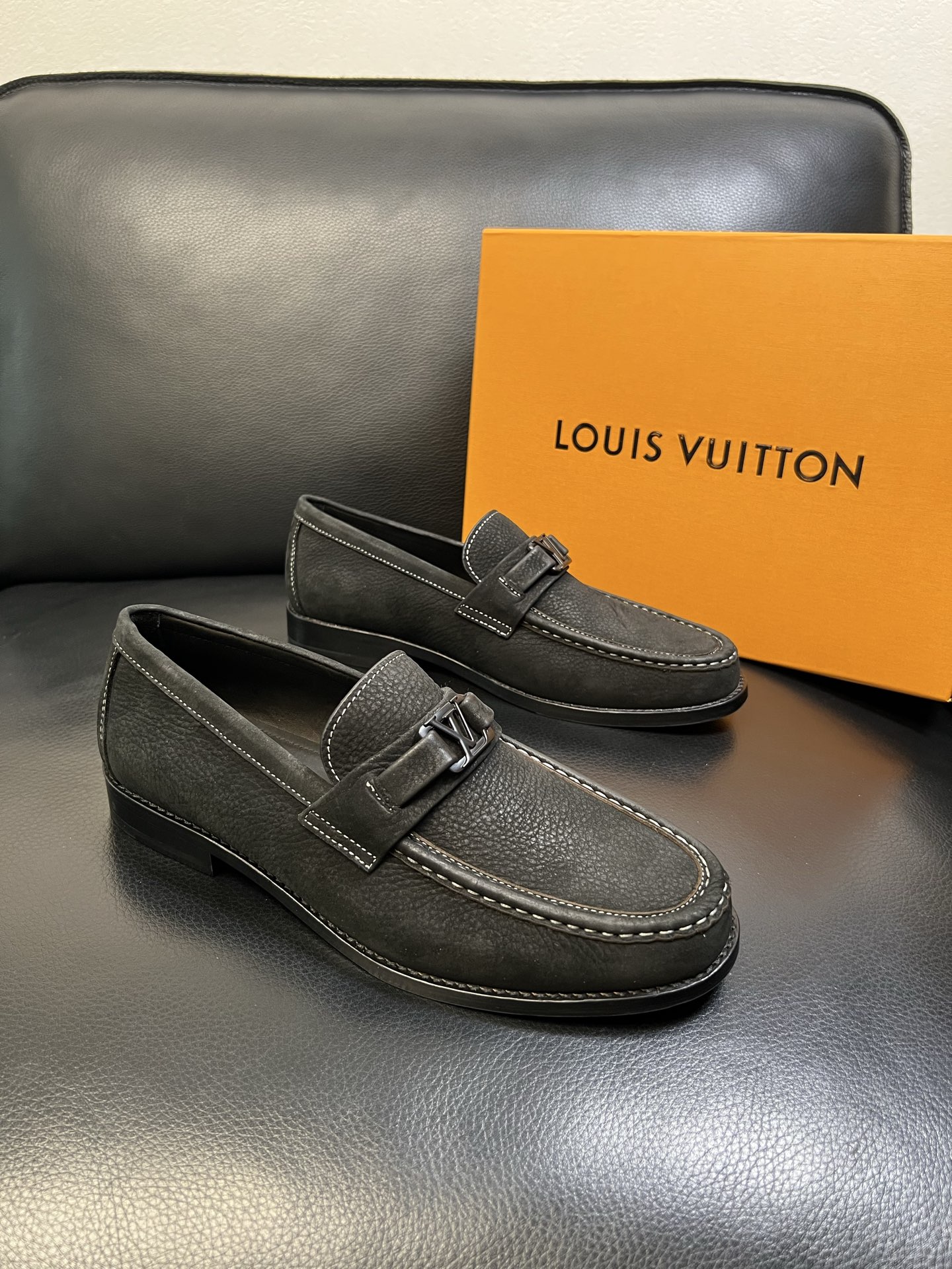 Lv 高品质 顶级工艺品 路易威登 皮鞋专柜同步原厂配置，鞋面意大利进口，进口水染牛皮内里，鞋底：原厂特