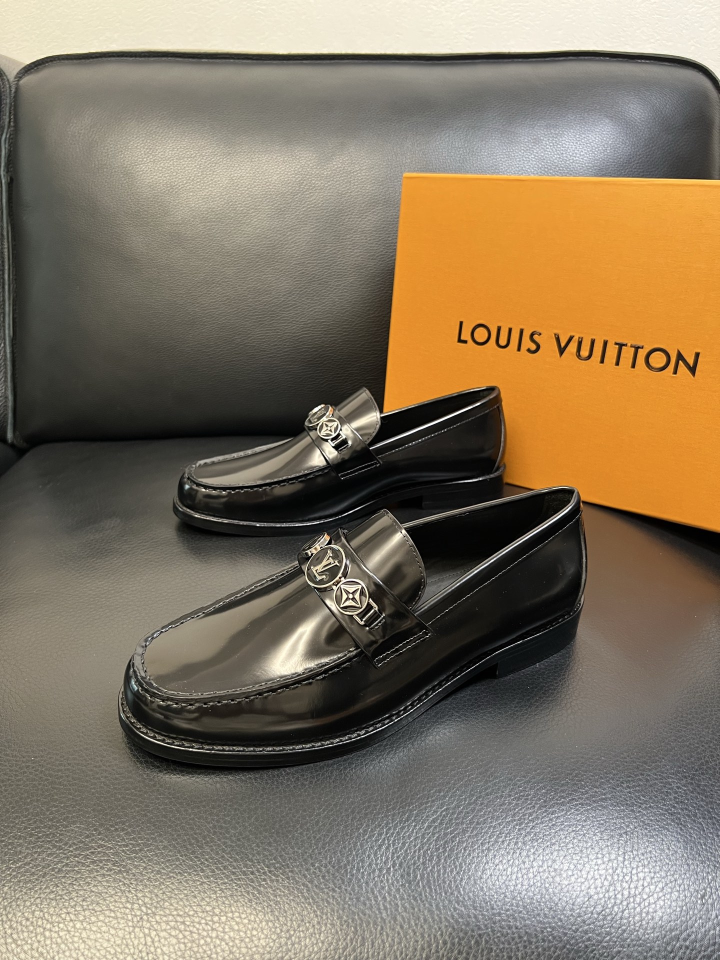 Lv 高品质 顶级工艺品 路易威登 皮鞋专柜同步原厂配置，鞋面意大利进口，进口水染牛皮内里，鞋底：原厂特