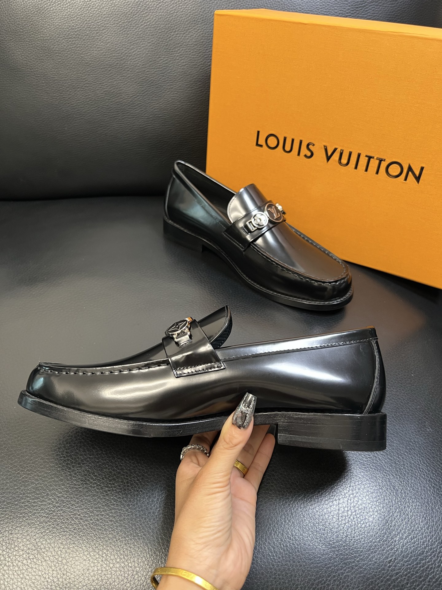 Lv 高品质 顶级工艺品 路易威登 皮鞋专柜同步原厂配置，鞋面意大利进口，进口水染牛皮内里，鞋底：原厂特