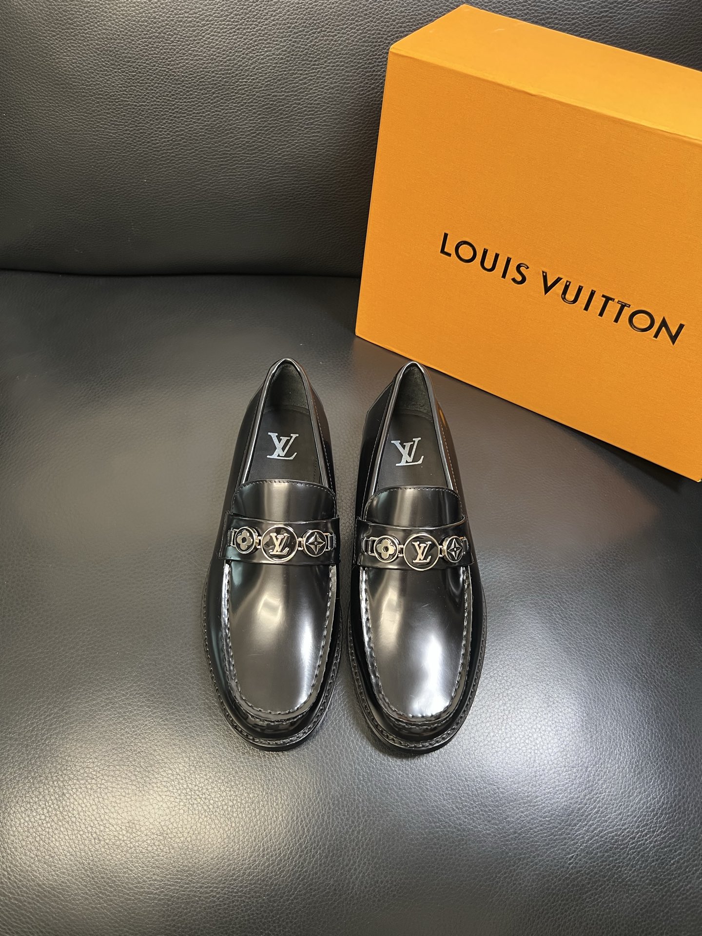 Lv 高品质 顶级工艺品 路易威登 皮鞋专柜同步原厂配置，鞋面意大利进口，进口水染牛皮内里，鞋底：原厂特