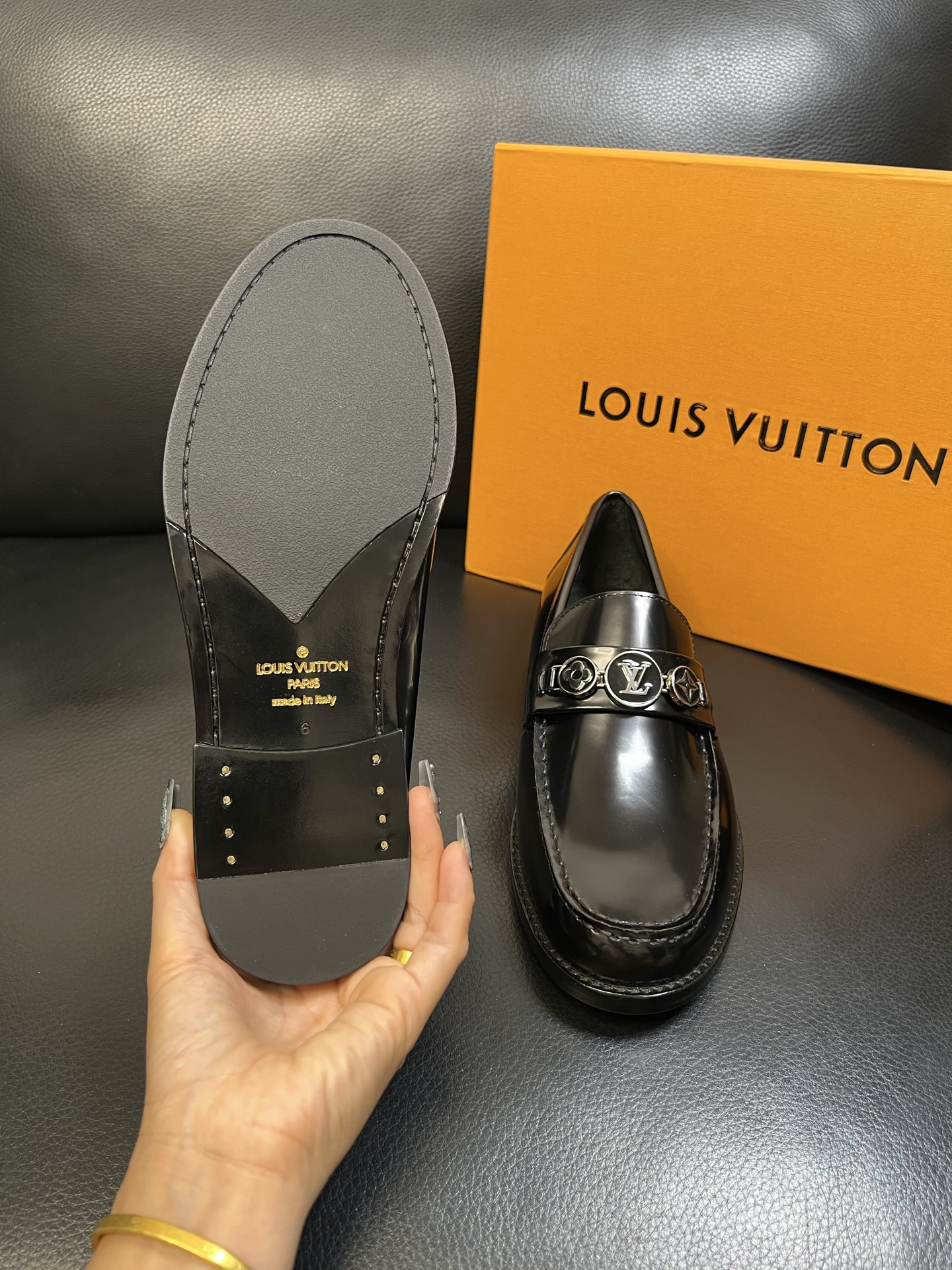 Lv 高品质 顶级工艺品 路易威登 皮鞋专柜同步原厂配置，鞋面意大利进口，进口水染牛皮内里，鞋底：原厂特