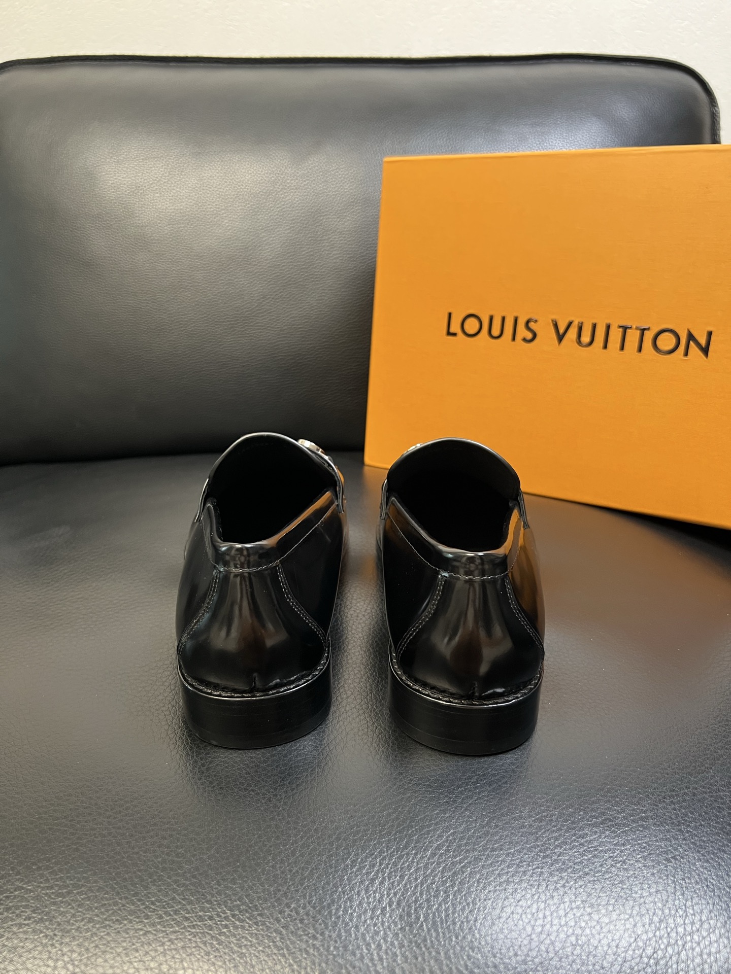 Lv 高品质 顶级工艺品 路易威登 皮鞋专柜同步原厂配置，鞋面意大利进口，进口水染牛皮内里，鞋底：原厂特