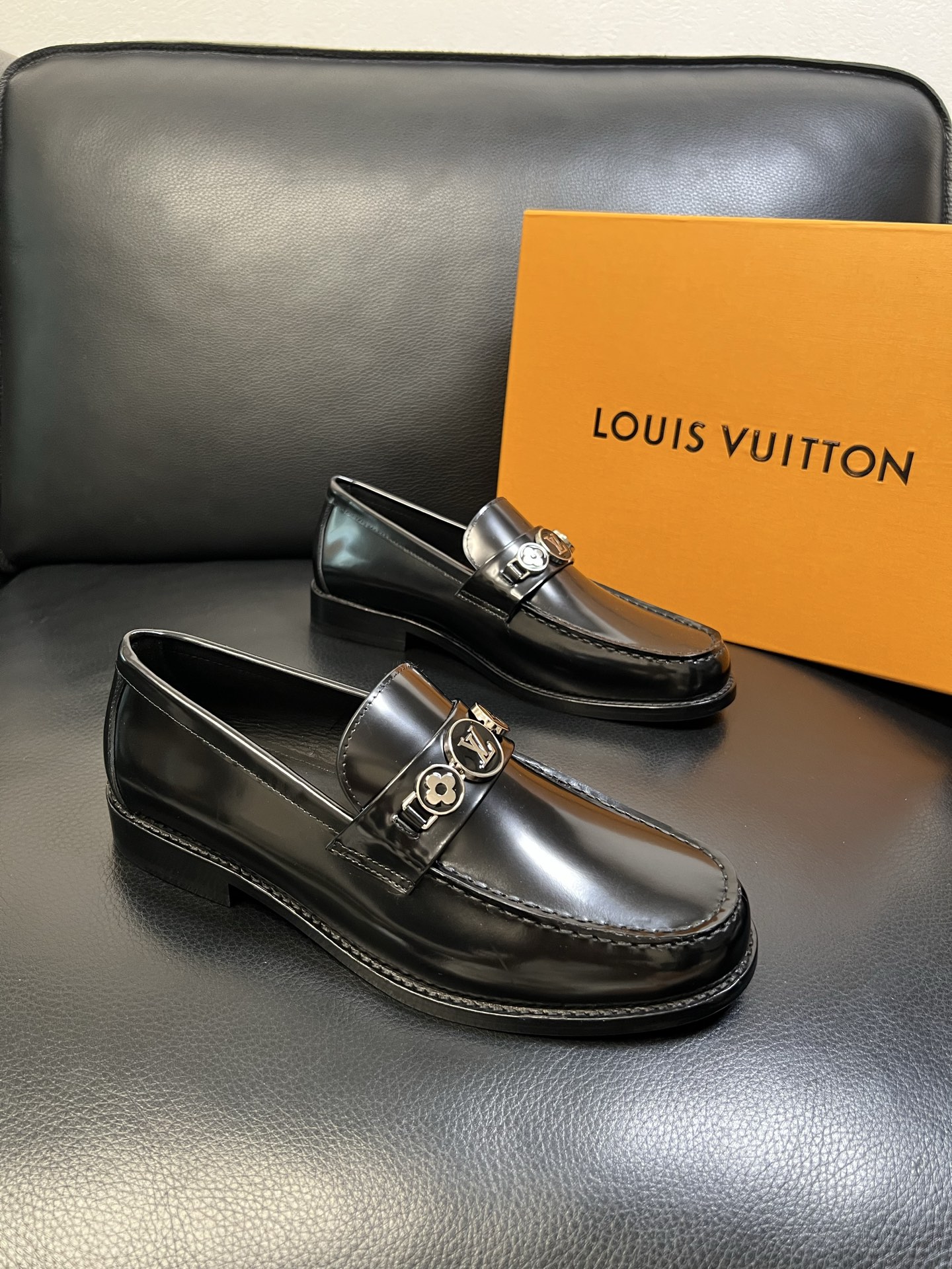 Lv 高品质 顶级工艺品 路易威登 皮鞋专柜同步原厂配置，鞋面意大利进口，进口水染牛皮内里，鞋底：原厂特