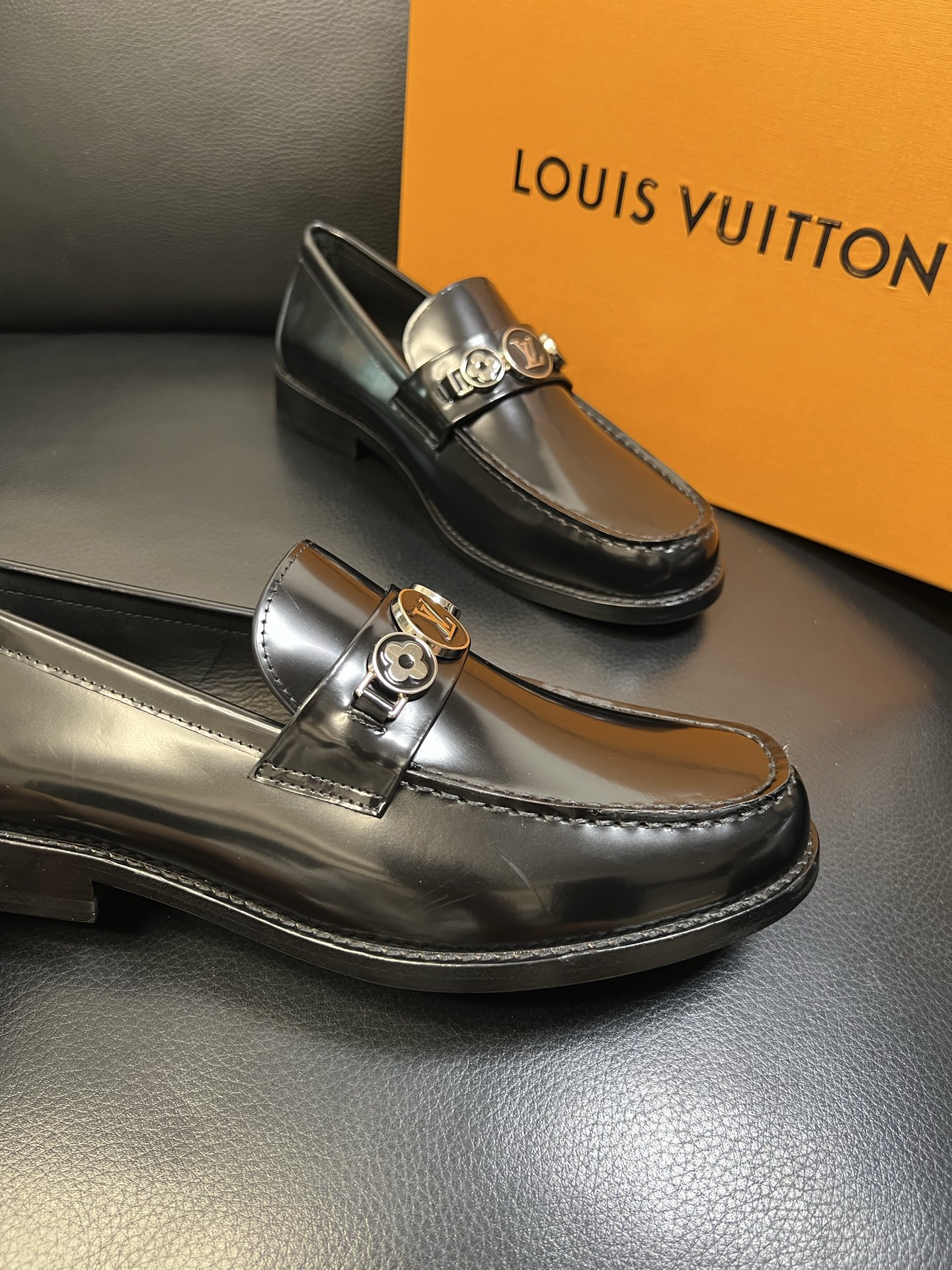 Lv 高品质 顶级工艺品 路易威登 皮鞋专柜同步原厂配置，鞋面意大利进口，进口水染牛皮内里，鞋底：原厂特