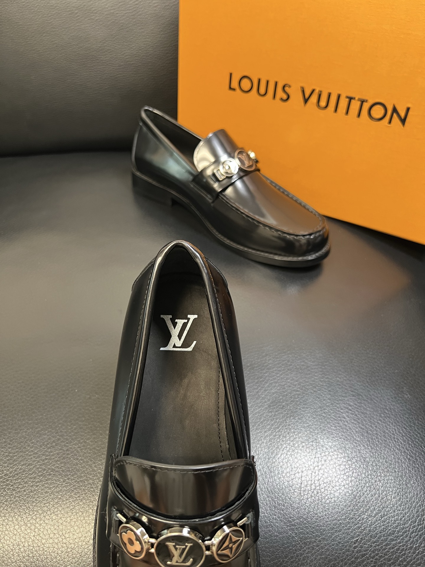 Lv 高品质 顶级工艺品 路易威登 皮鞋专柜同步原厂配置，鞋面意大利进口，进口水染牛皮内里，鞋底：原厂特