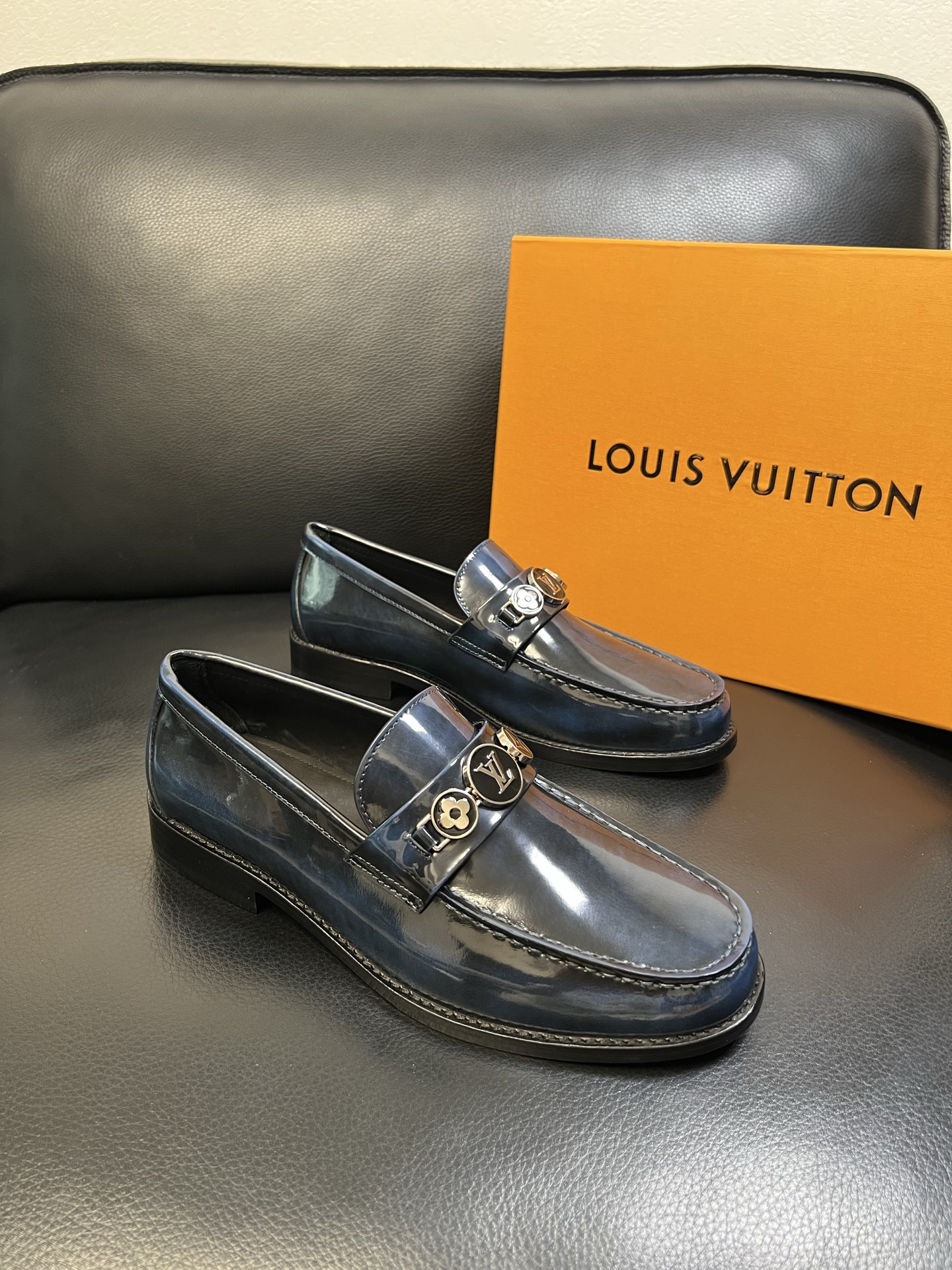 Lv 高品质 顶级工艺品 路易威登 皮鞋专柜同步原厂配置，鞋面意大利进口，进口水染牛皮内里，鞋底：原厂特