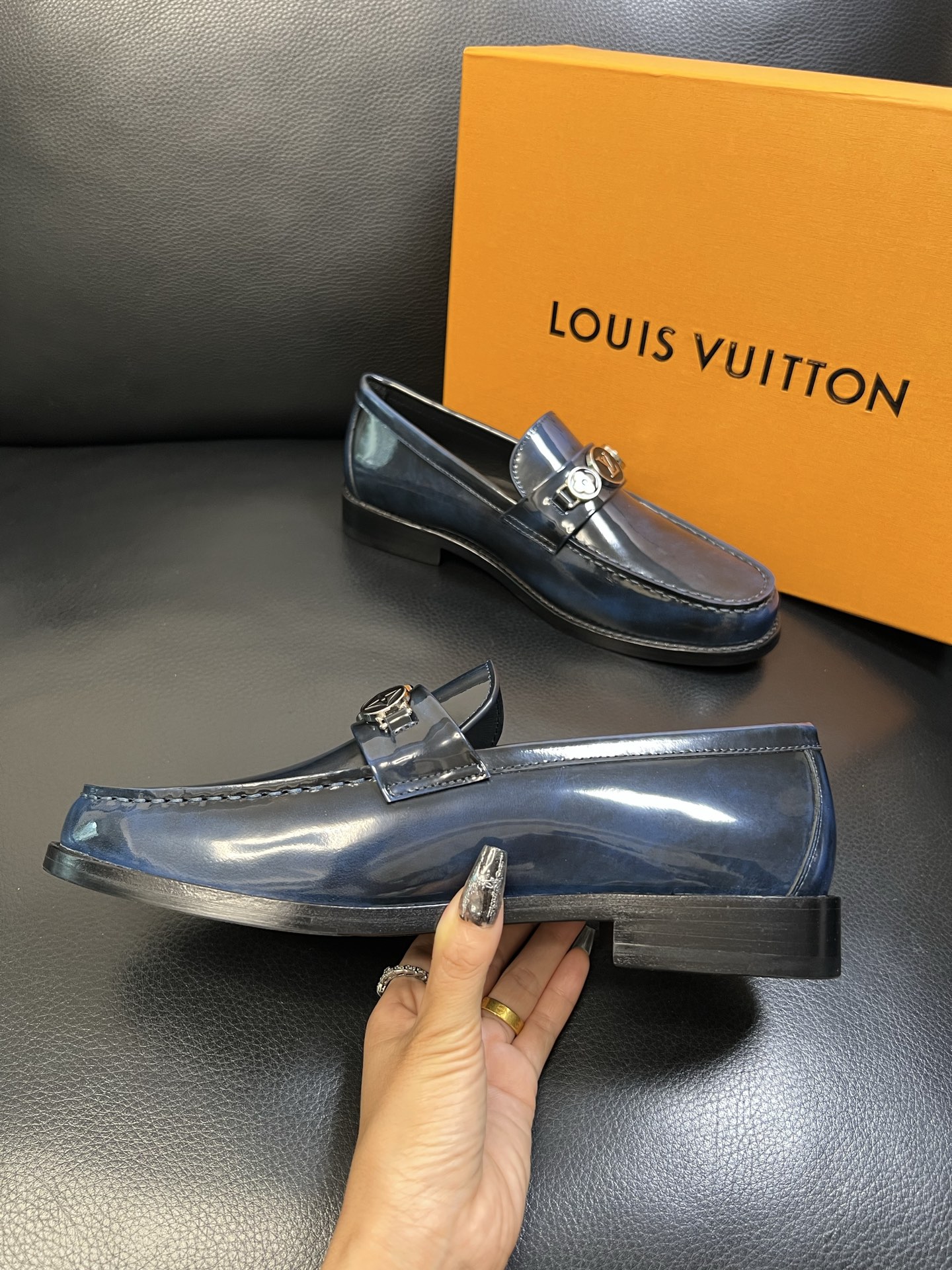 Lv 高品质 顶级工艺品 路易威登 皮鞋专柜同步原厂配置，鞋面意大利进口，进口水染牛皮内里，鞋底：原厂特