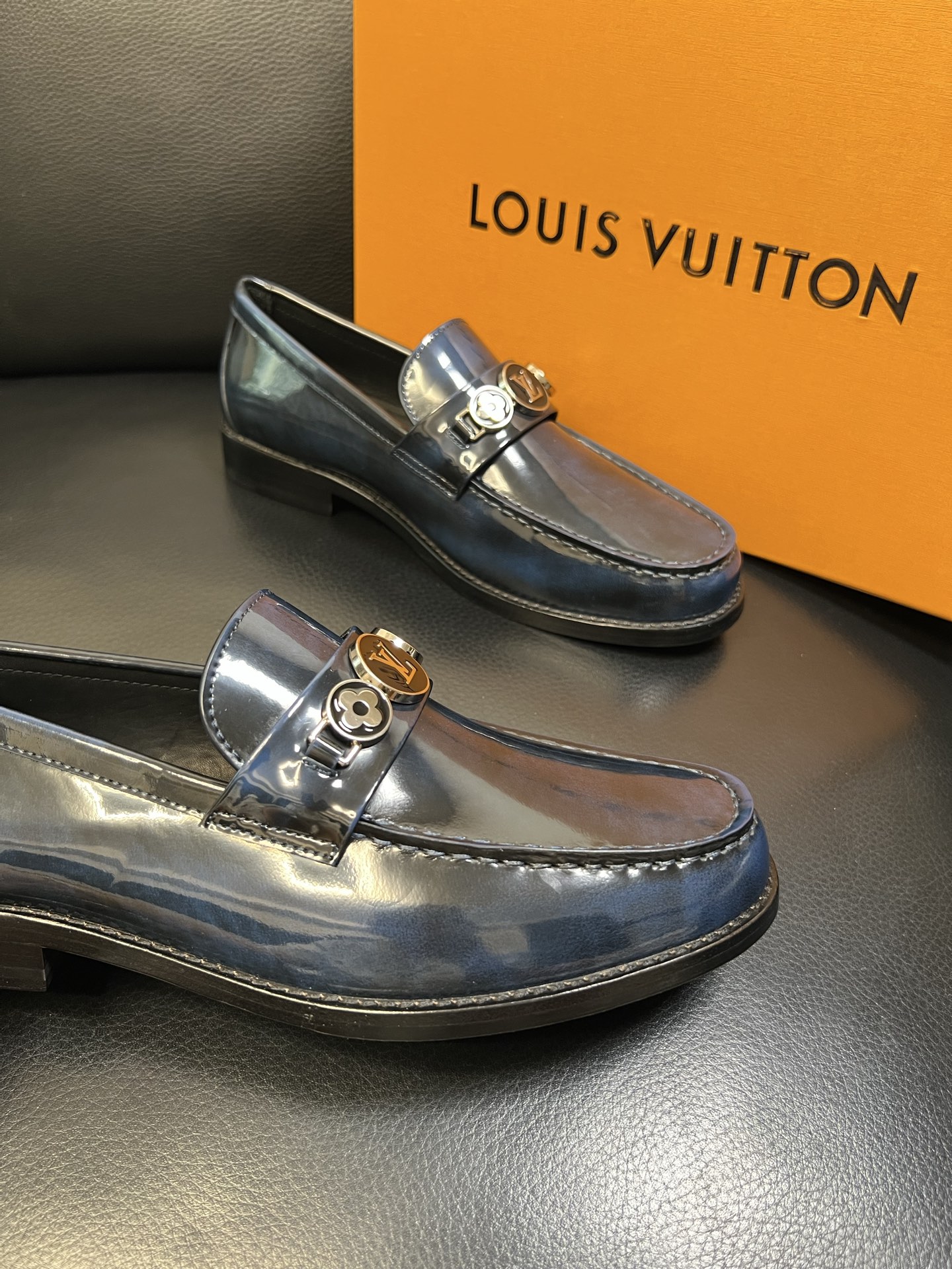 Lv 高品质 顶级工艺品 路易威登 皮鞋专柜同步原厂配置，鞋面意大利进口，进口水染牛皮内里，鞋底：原厂特