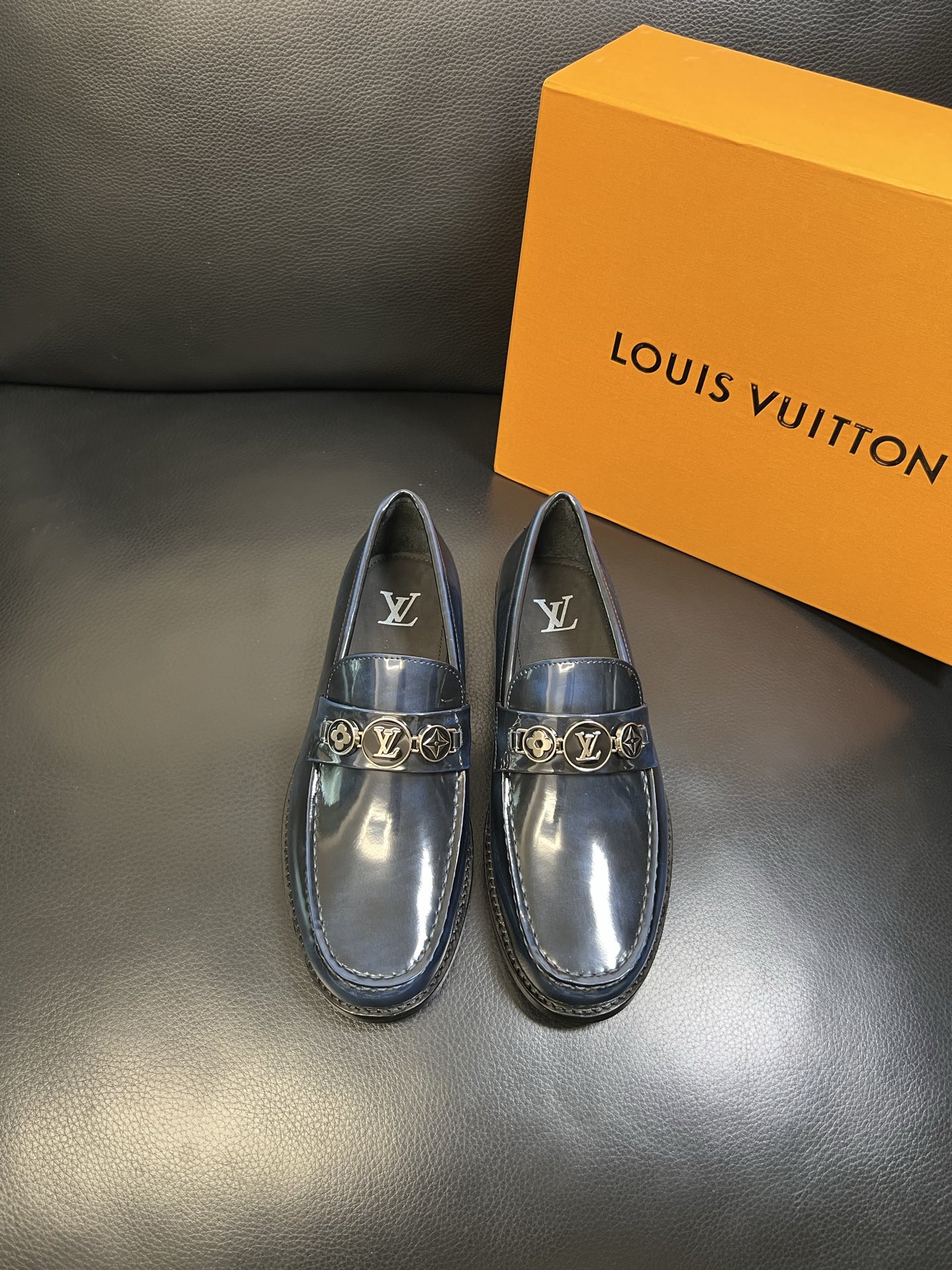 Lv 高品质 顶级工艺品 路易威登 皮鞋专柜同步原厂配置，鞋面意大利进口，进口水染牛皮内里，鞋底：原厂特