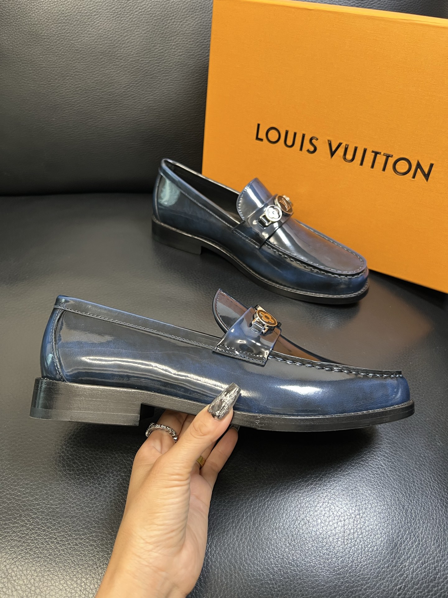 Lv 高品质 顶级工艺品 路易威登 皮鞋专柜同步原厂配置，鞋面意大利进口，进口水染牛皮内里，鞋底：原厂特