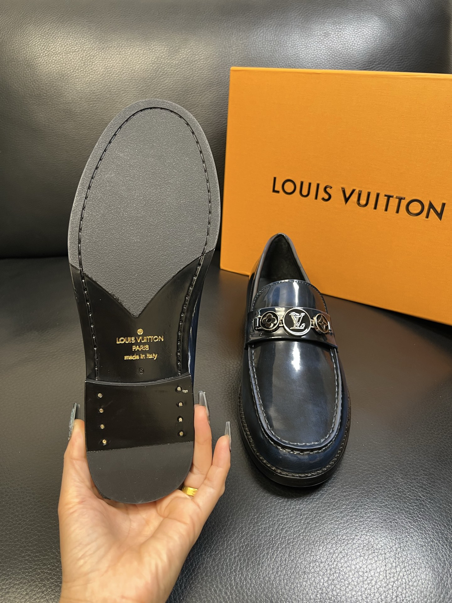 Lv 高品质 顶级工艺品 路易威登 皮鞋专柜同步原厂配置，鞋面意大利进口，进口水染牛皮内里，鞋底：原厂特