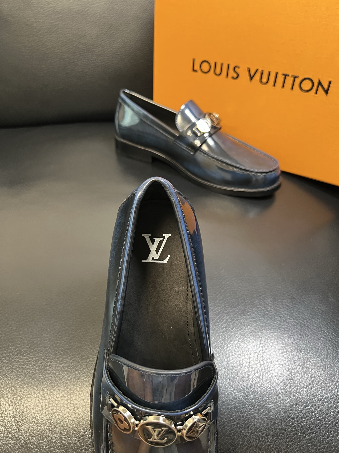 Lv 高品质 顶级工艺品 路易威登 皮鞋专柜同步原厂配置，鞋面意大利进口，进口水染牛皮内里，鞋底：原厂特