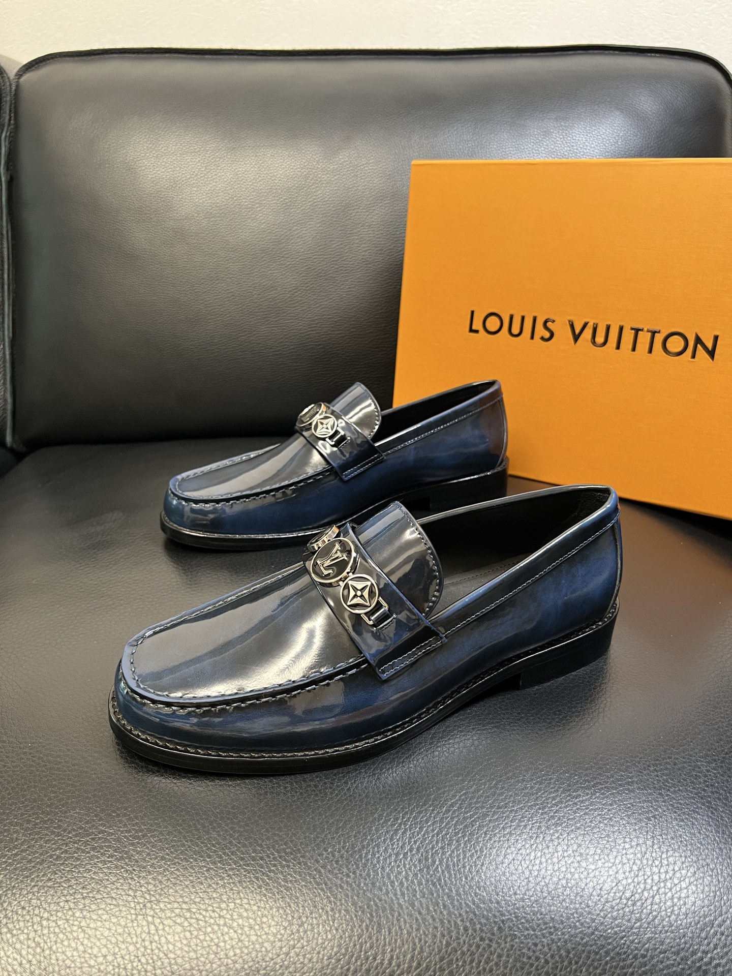 Lv 高品质 顶级工艺品 路易威登 皮鞋专柜同步原厂配置，鞋面意大利进口，进口水染牛皮内里，鞋底：原厂特