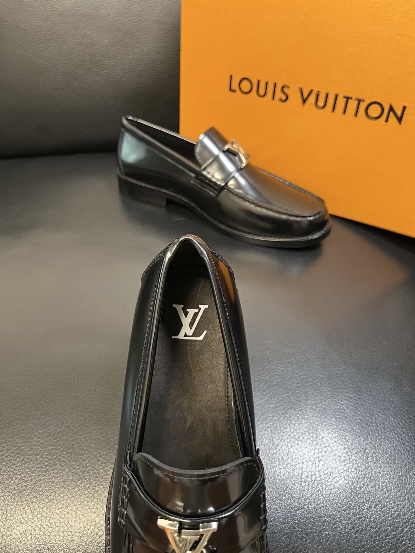 Lv 高品质 顶级工艺品 路易威登 皮鞋专柜同步原厂配置，鞋面意大利进口，进口水染牛皮内里，鞋底：原厂特