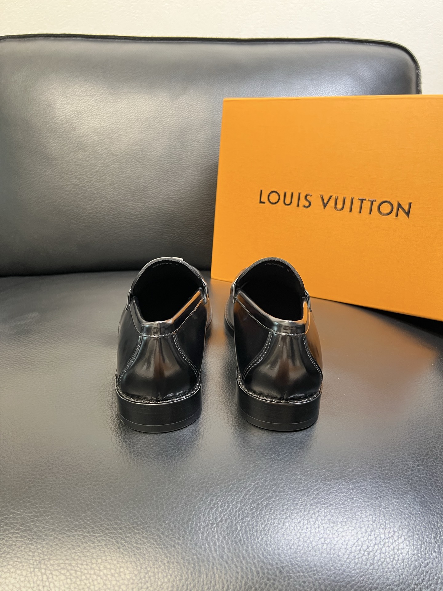 Lv 高品质 顶级工艺品 路易威登 皮鞋专柜同步原厂配置，鞋面意大利进口，进口水染牛皮内里，鞋底：原厂特