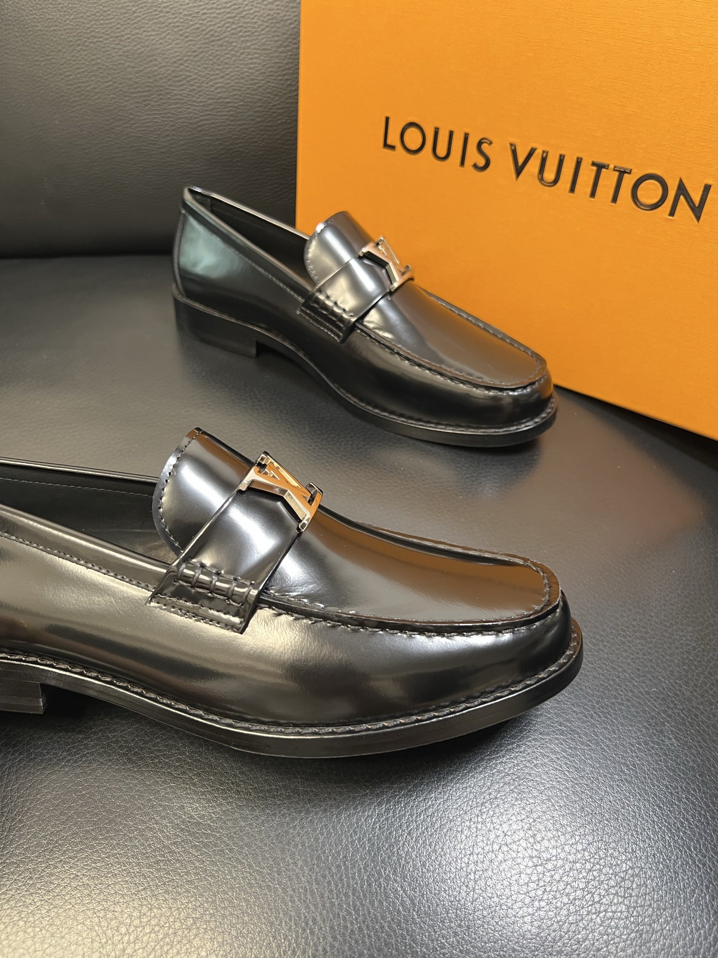 Lv 高品质 顶级工艺品 路易威登 皮鞋专柜同步原厂配置，鞋面意大利进口，进口水染牛皮内里，鞋底：原厂特