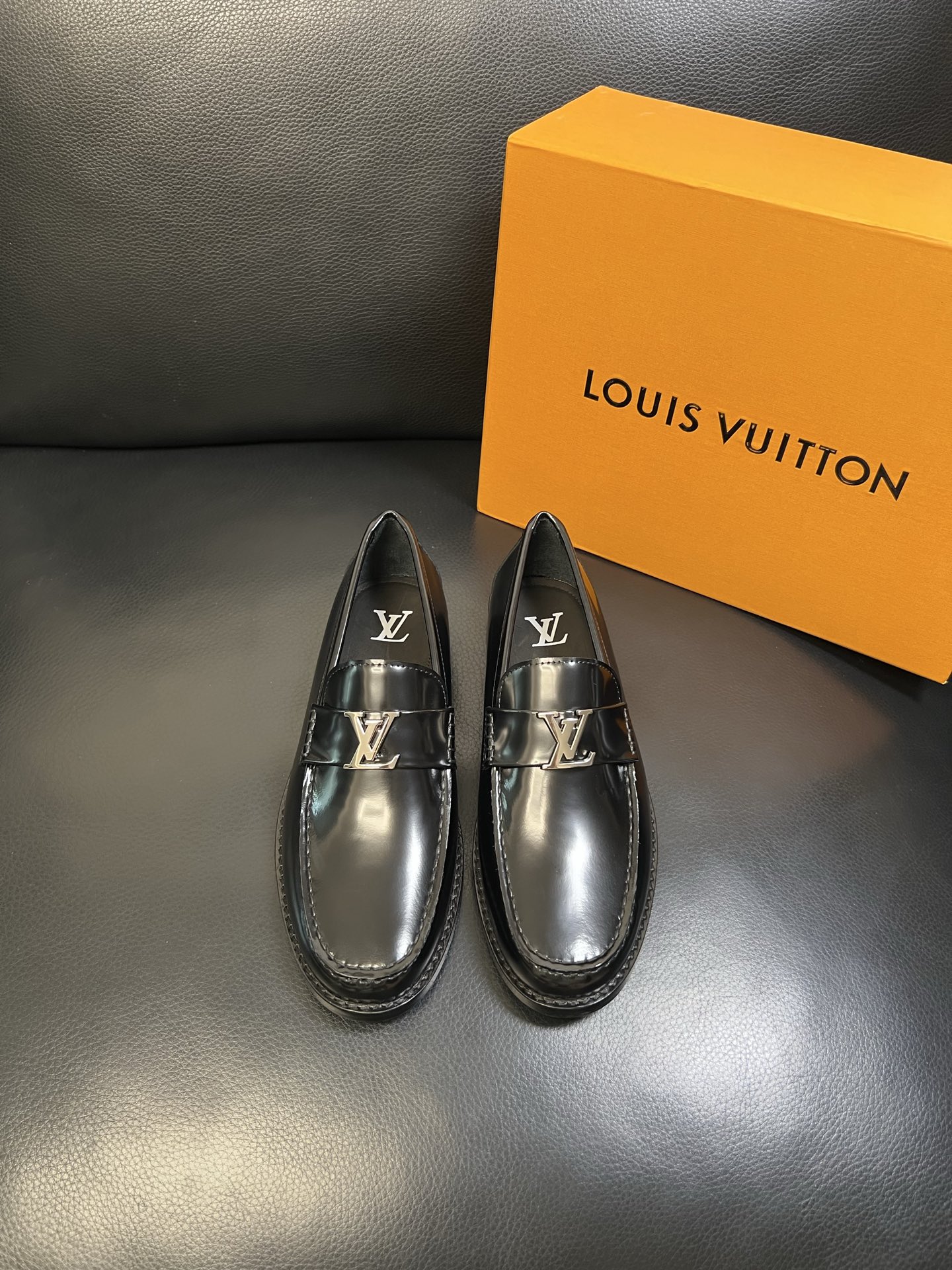 Lv 高品质 顶级工艺品 路易威登 皮鞋专柜同步原厂配置，鞋面意大利进口，进口水染牛皮内里，鞋底：原厂特