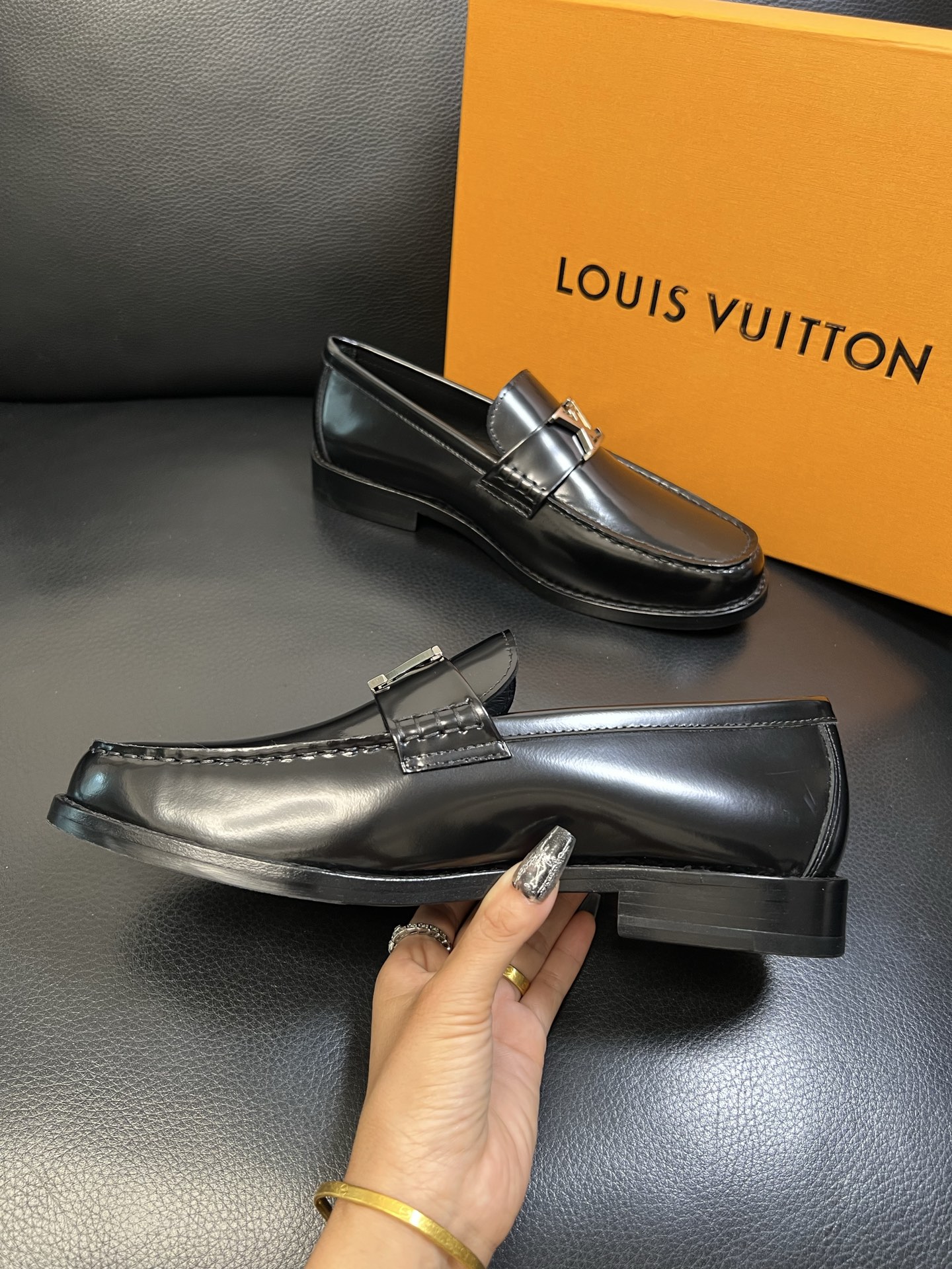 Lv 高品质 顶级工艺品 路易威登 皮鞋专柜同步原厂配置，鞋面意大利进口，进口水染牛皮内里，鞋底：原厂特