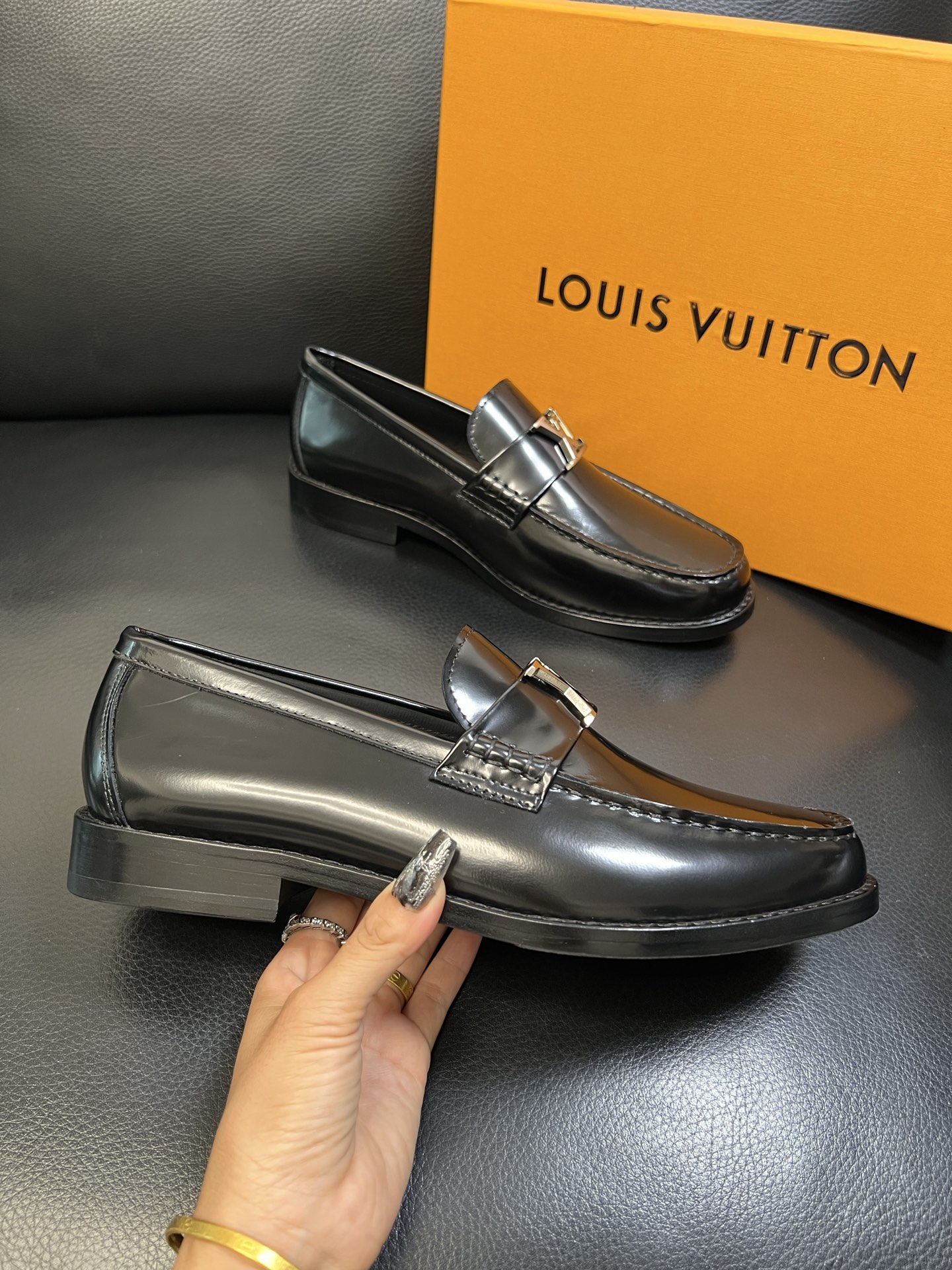 Lv 高品质 顶级工艺品 路易威登 皮鞋专柜同步原厂配置，鞋面意大利进口，进口水染牛皮内里，鞋底：原厂特