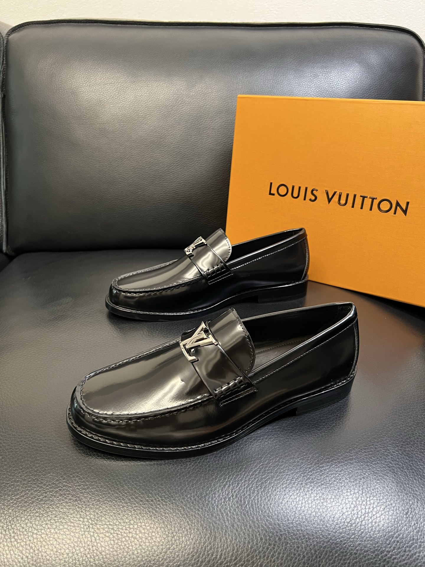 Lv 高品质 顶级工艺品 路易威登 皮鞋专柜同步原厂配置，鞋面意大利进口，进口水染牛皮内里，鞋底：原厂特