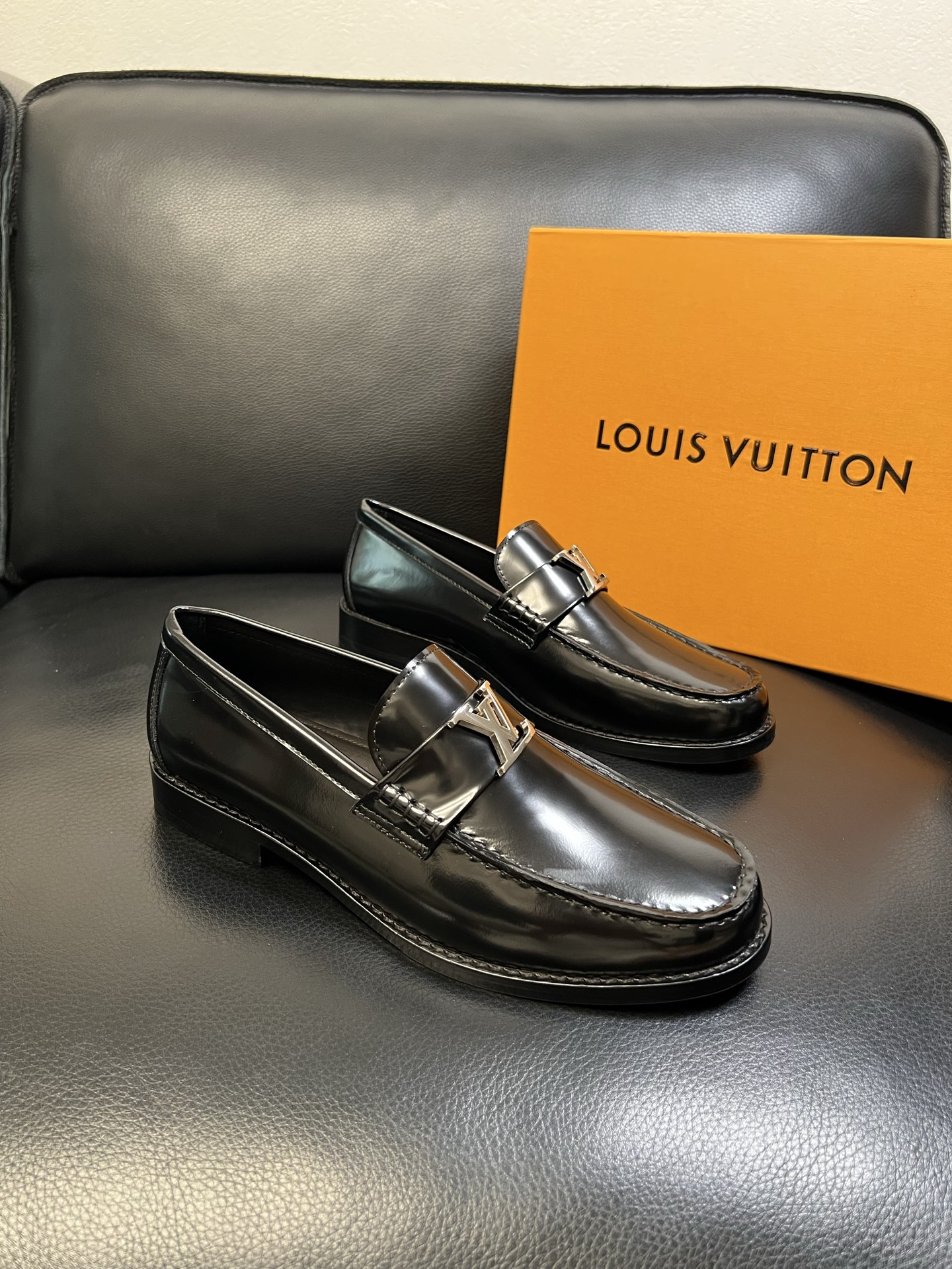 Lv 高品质 顶级工艺品 路易威登 皮鞋专柜同步原厂配置，鞋面意大利进口，进口水染牛皮内里，鞋底：原厂特