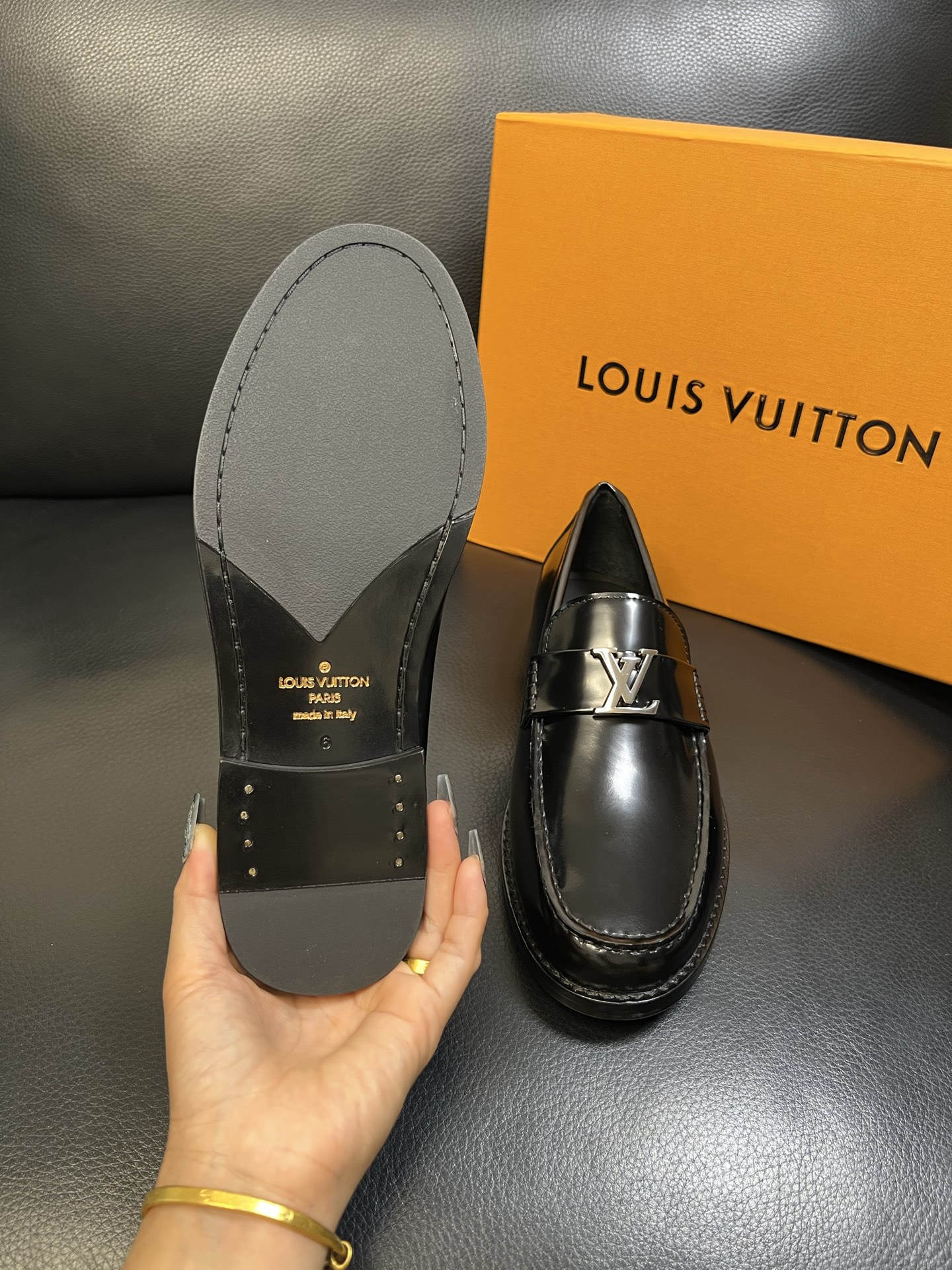 Lv 高品质 顶级工艺品 路易威登 皮鞋专柜同步原厂配置，鞋面意大利进口，进口水染牛皮内里，鞋底：原厂特