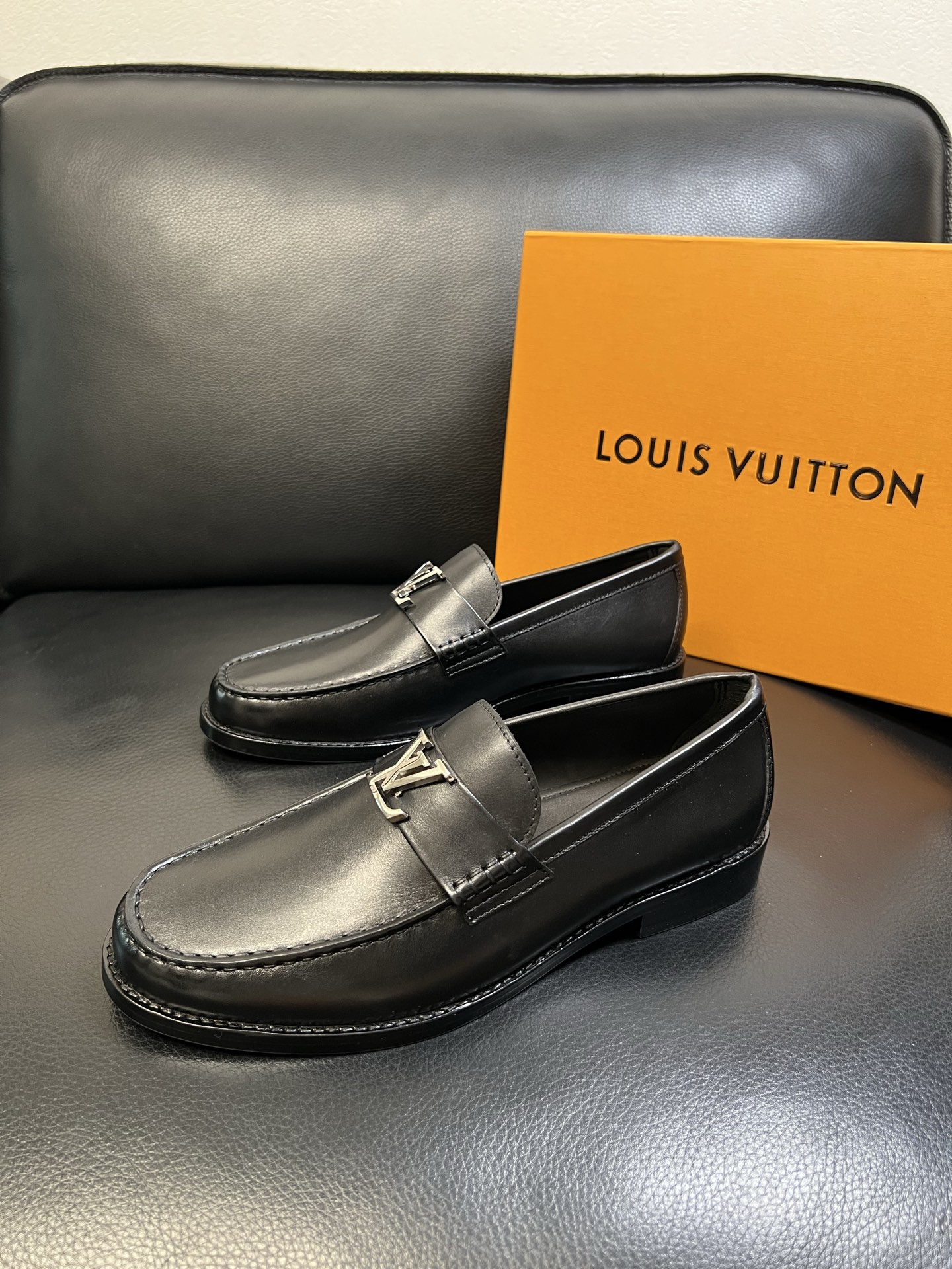 Lv 高品质 顶级工艺品 路易威登 皮鞋专柜同步原厂配置，鞋面意大利进口，进口水染牛皮内里，鞋底：原厂特