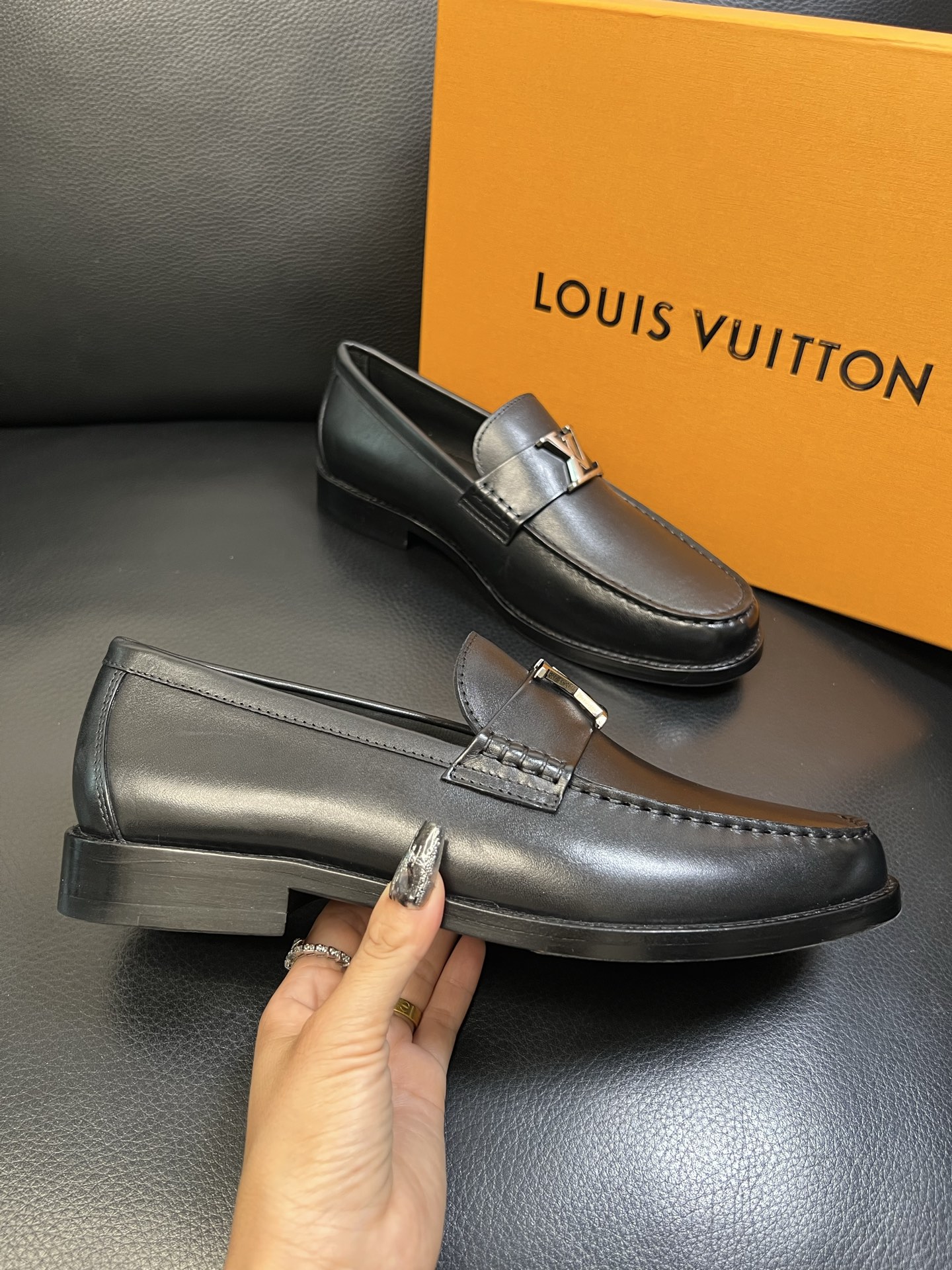 Lv 高品质 顶级工艺品 路易威登 皮鞋专柜同步原厂配置，鞋面意大利进口，进口水染牛皮内里，鞋底：原厂特