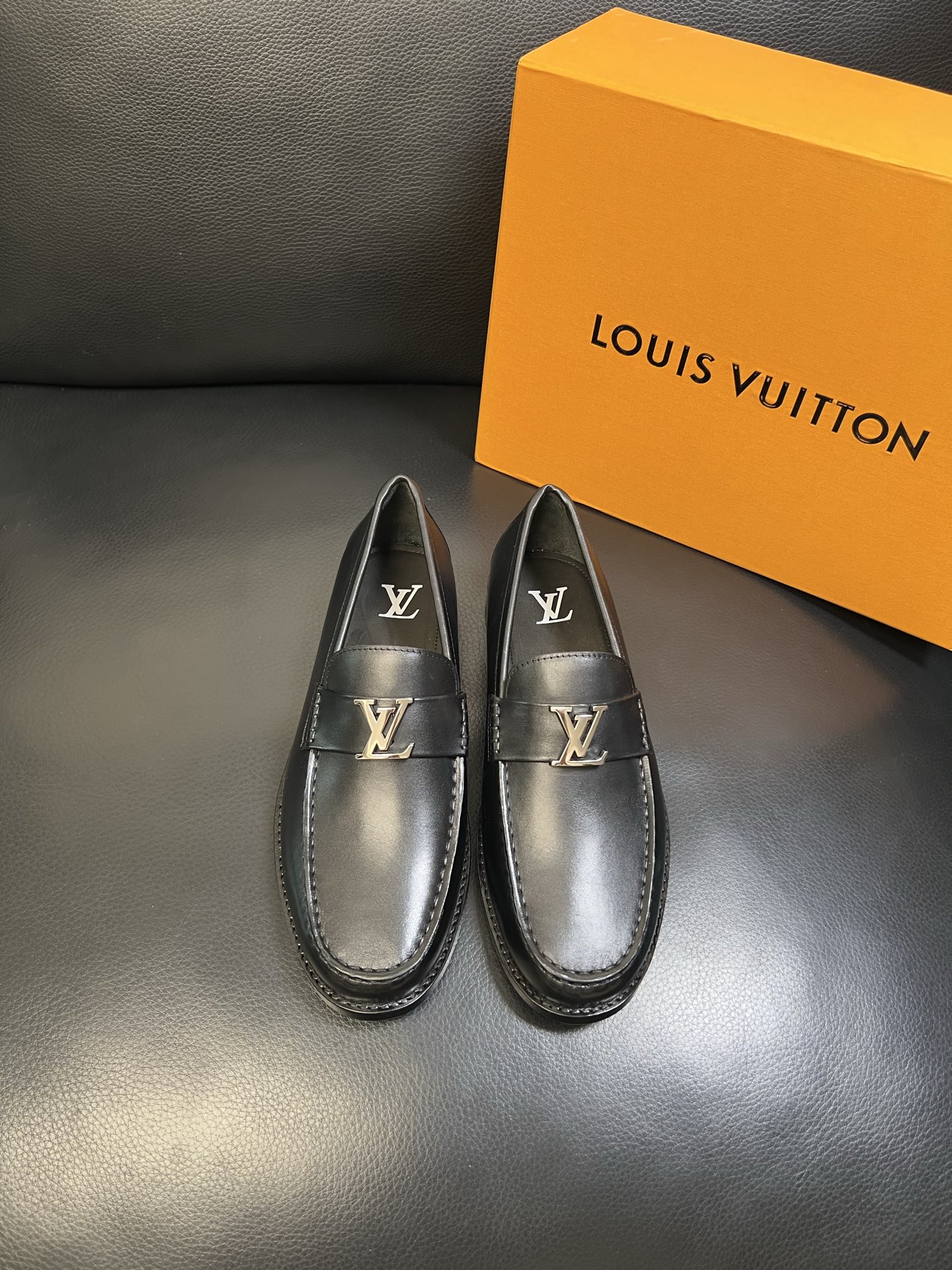 Lv 高品质 顶级工艺品 路易威登 皮鞋专柜同步原厂配置，鞋面意大利进口，进口水染牛皮内里，鞋底：原厂特