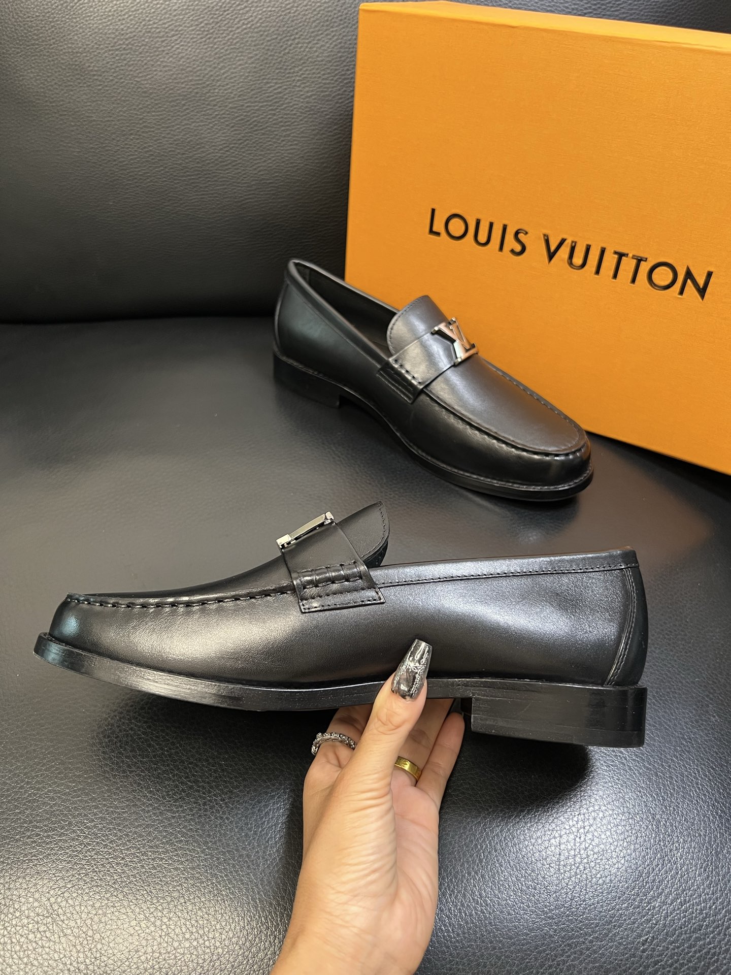 Lv 高品质 顶级工艺品 路易威登 皮鞋专柜同步原厂配置，鞋面意大利进口，进口水染牛皮内里，鞋底：原厂特