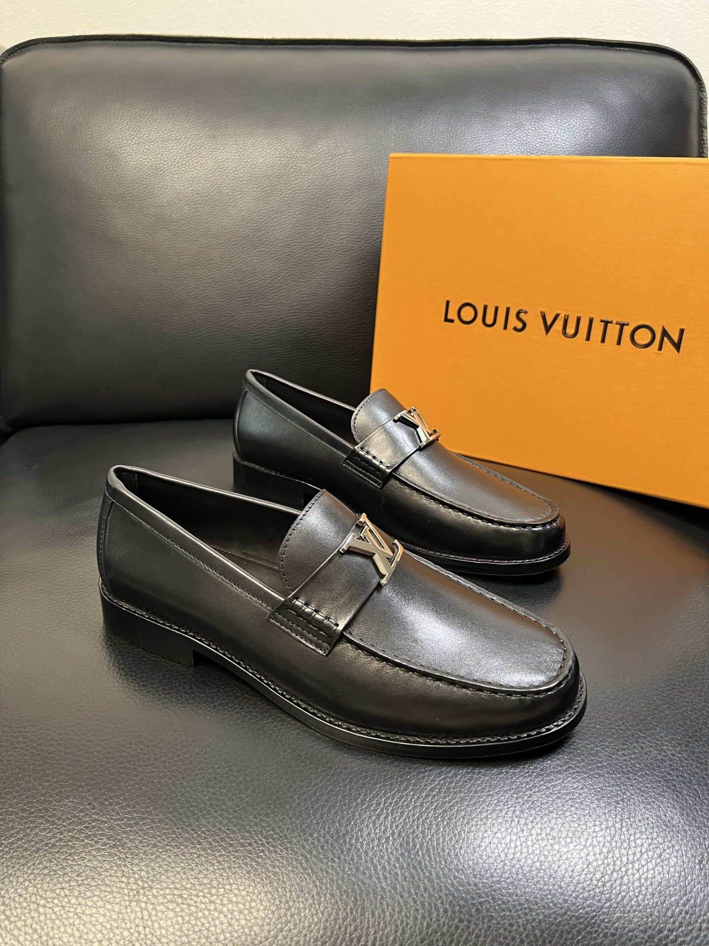 Lv 高品质 顶级工艺品 路易威登 皮鞋专柜同步原厂配置，鞋面意大利进口，进口水染牛皮内里，鞋底：原厂特