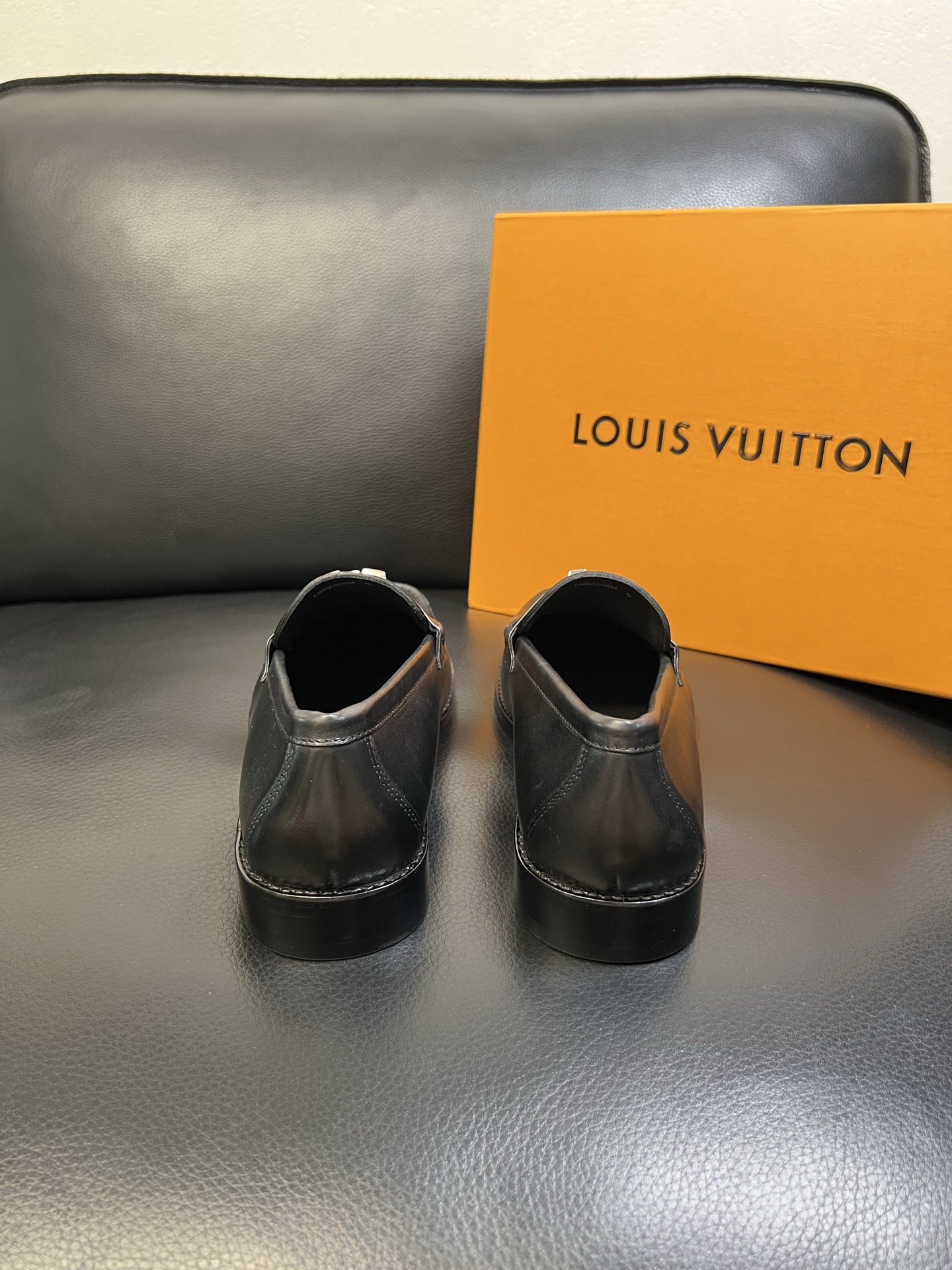 Lv 高品质 顶级工艺品 路易威登 皮鞋专柜同步原厂配置，鞋面意大利进口，进口水染牛皮内里，鞋底：原厂特