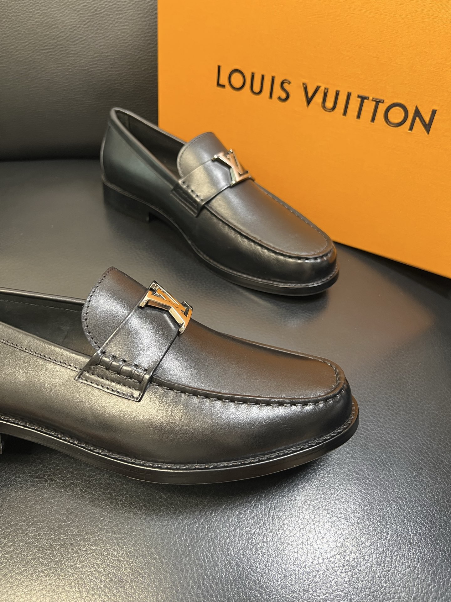 Lv 高品质 顶级工艺品 路易威登 皮鞋专柜同步原厂配置，鞋面意大利进口，进口水染牛皮内里，鞋底：原厂特