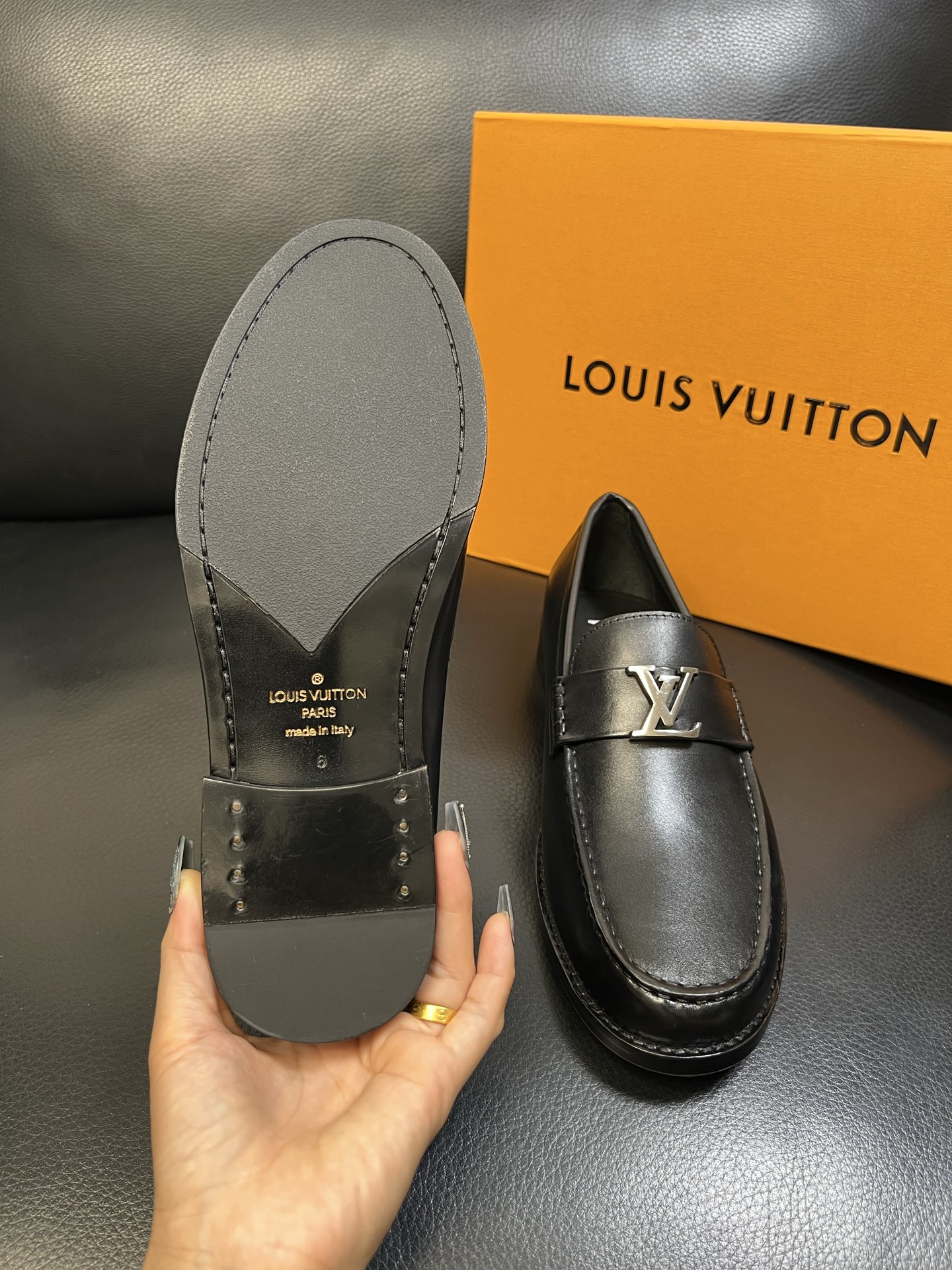 Lv 高品质 顶级工艺品 路易威登 皮鞋专柜同步原厂配置，鞋面意大利进口，进口水染牛皮内里，鞋底：原厂特