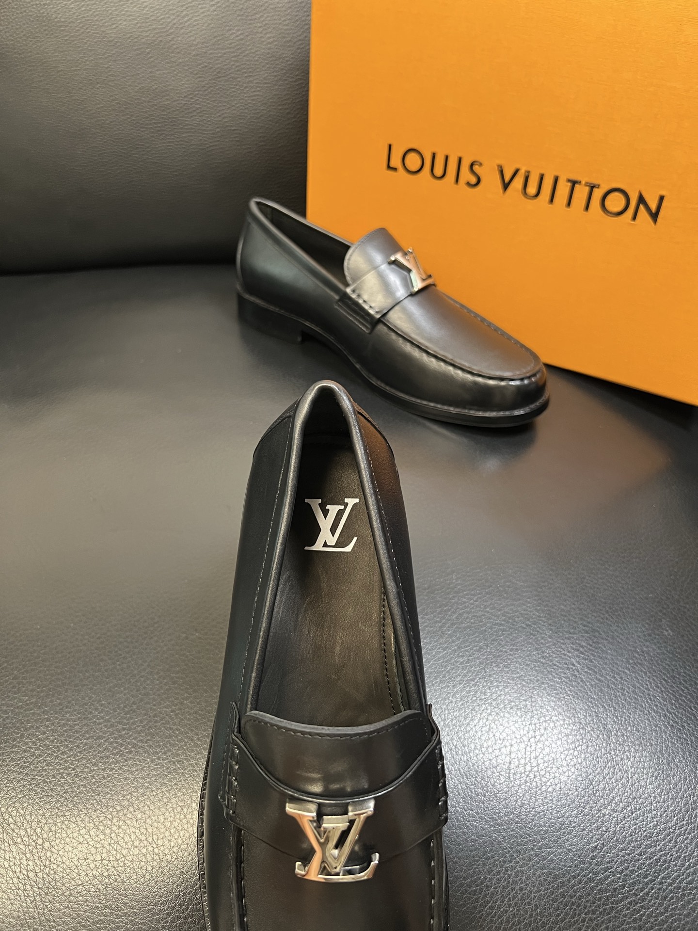 Lv 高品质 顶级工艺品 路易威登 皮鞋专柜同步原厂配置，鞋面意大利进口，进口水染牛皮内里，鞋底：原厂特