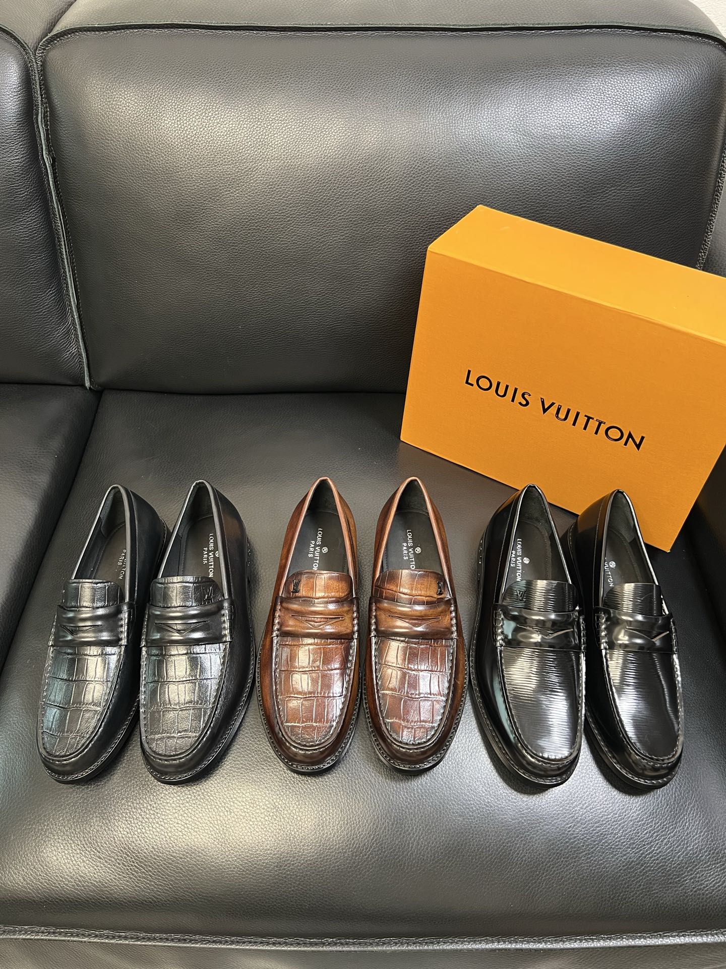 Lv 高品质 顶级工艺品 路易威登 皮鞋专柜同步原厂配置，鞋面意大利进口，进口水染牛皮内里，鞋底：原厂特