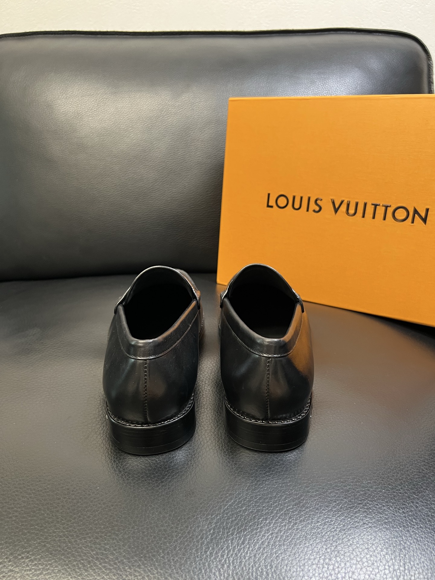 Lv 高品质 顶级工艺品 路易威登 皮鞋专柜同步原厂配置，鞋面意大利进口，进口水染牛皮内里，鞋底：原厂特