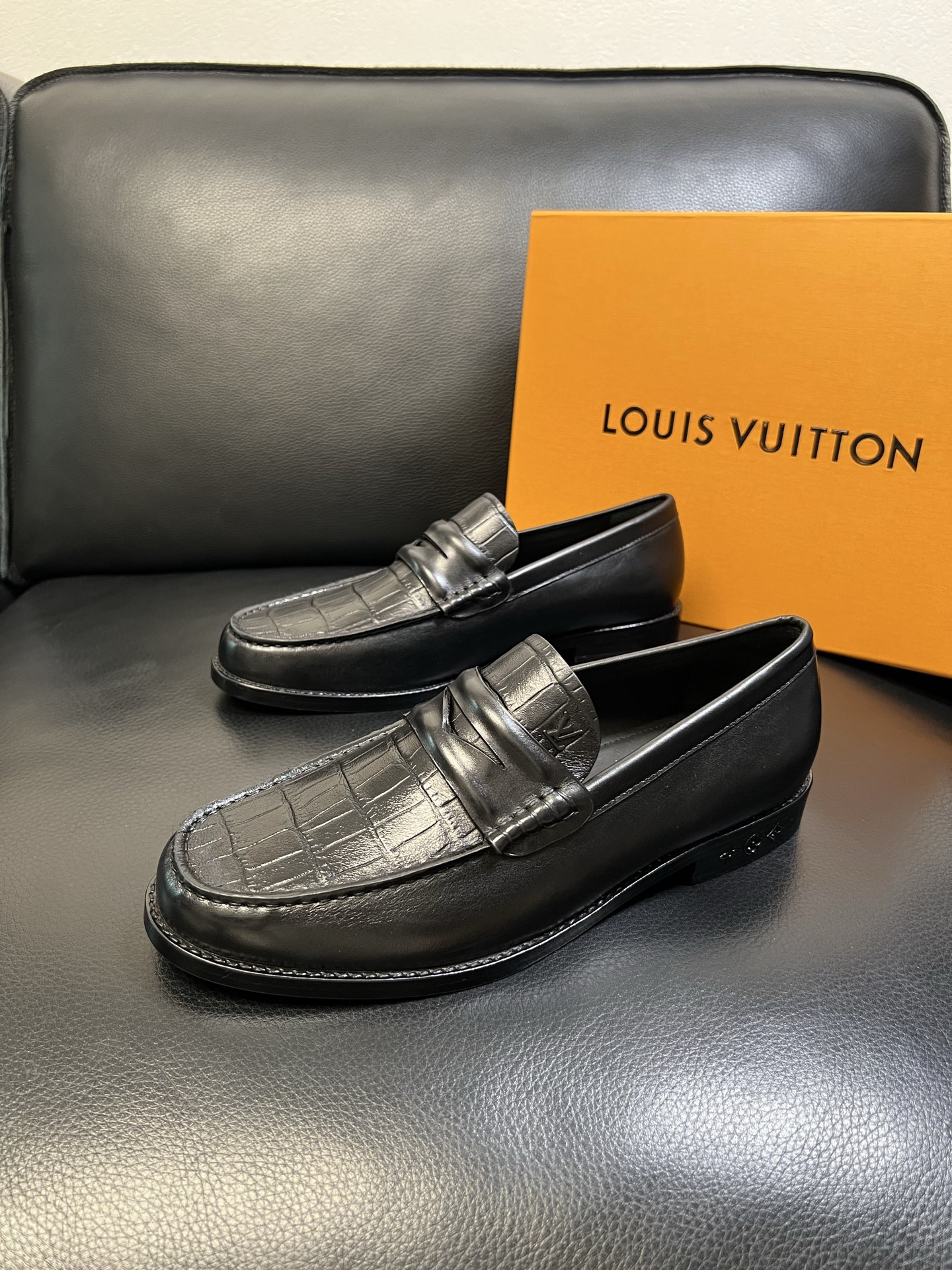 Lv 高品质 顶级工艺品 路易威登 皮鞋专柜同步原厂配置，鞋面意大利进口，进口水染牛皮内里，鞋底：原厂特