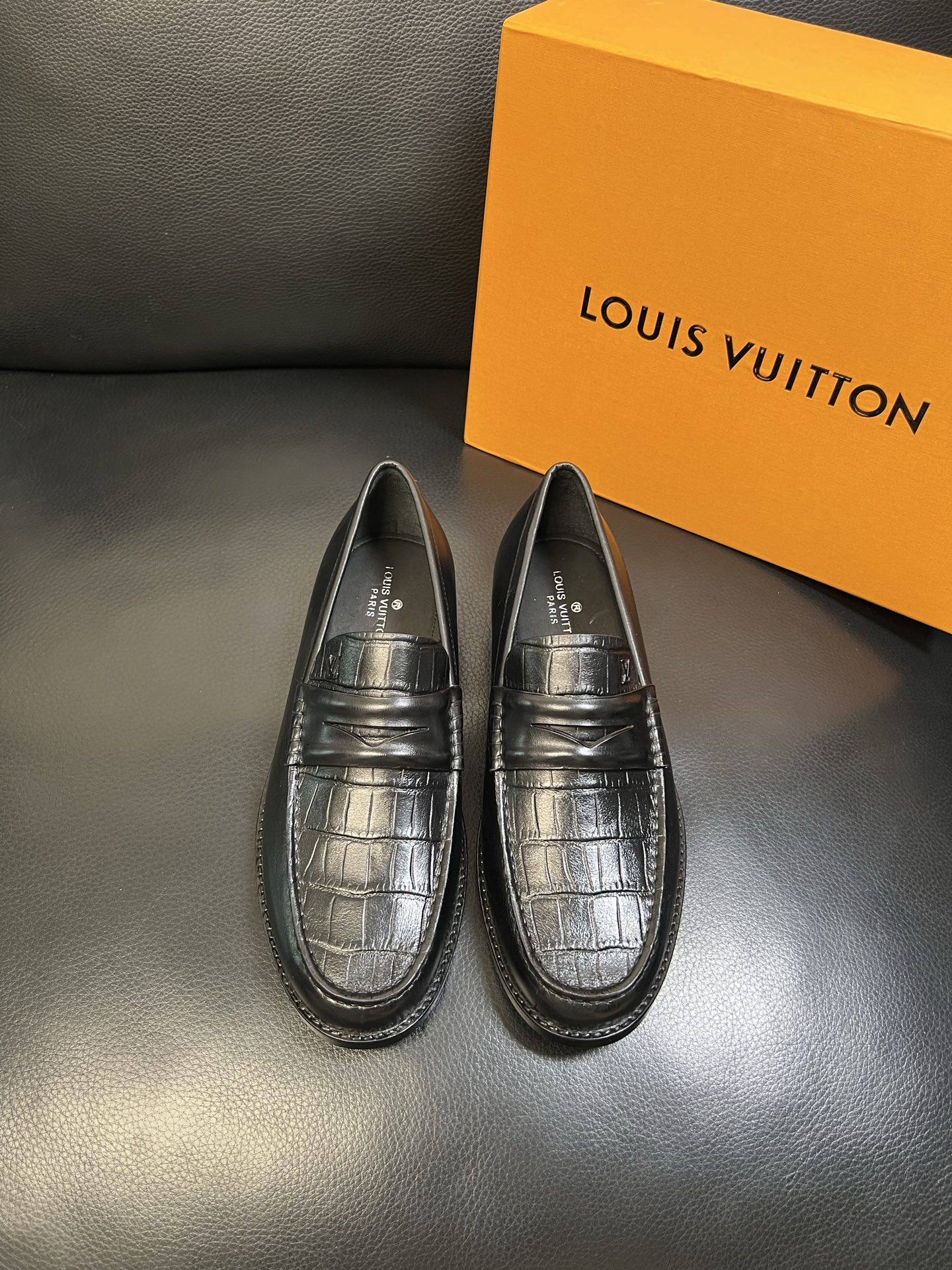 Lv 高品质 顶级工艺品 路易威登 皮鞋专柜同步原厂配置，鞋面意大利进口，进口水染牛皮内里，鞋底：原厂特