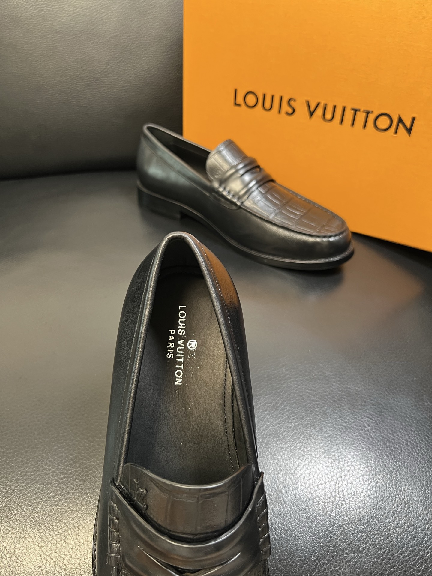 Lv 高品质 顶级工艺品 路易威登 皮鞋专柜同步原厂配置，鞋面意大利进口，进口水染牛皮内里，鞋底：原厂特