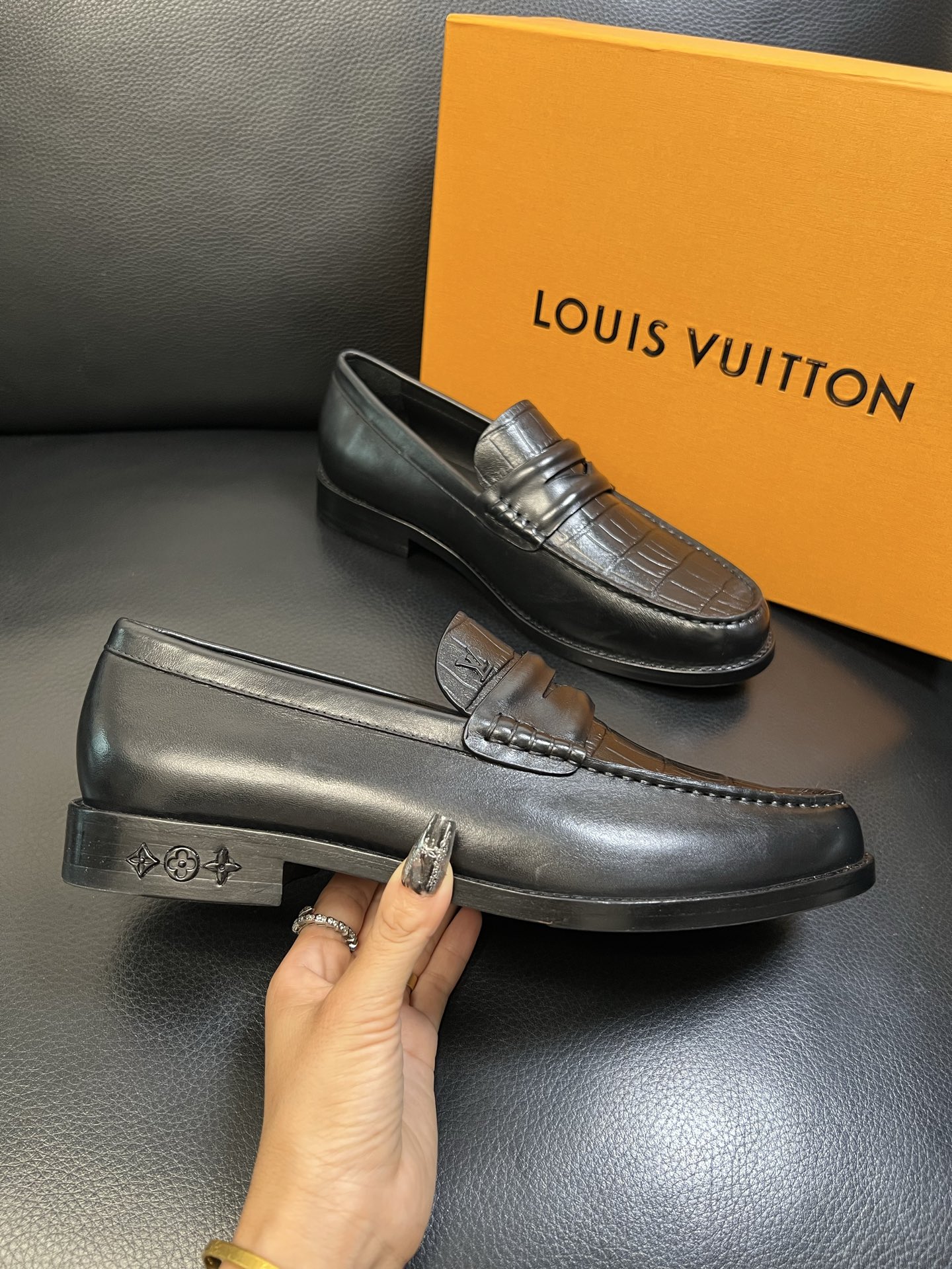 Lv 高品质 顶级工艺品 路易威登 皮鞋专柜同步原厂配置，鞋面意大利进口，进口水染牛皮内里，鞋底：原厂特